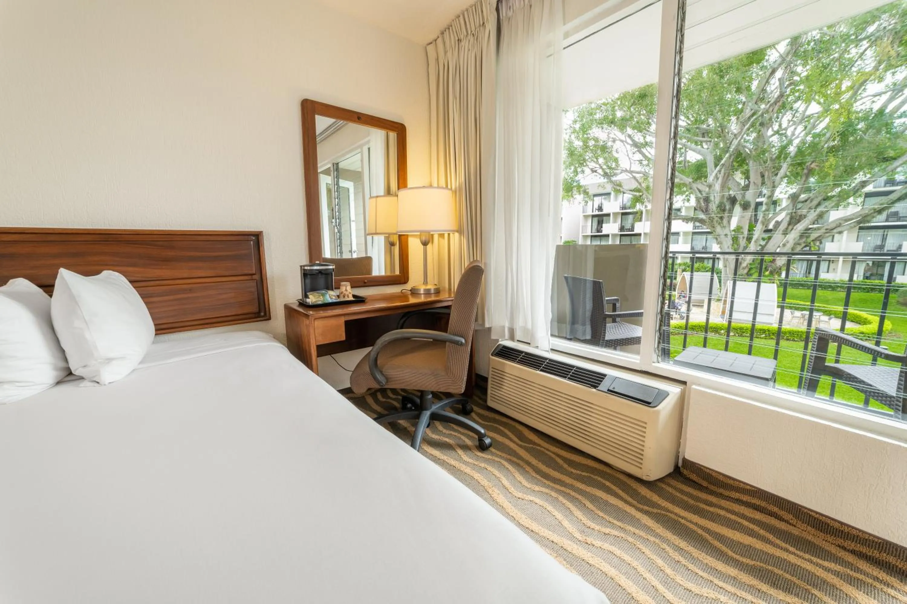 Bedroom, Bed in Irazú Hotel & Studios