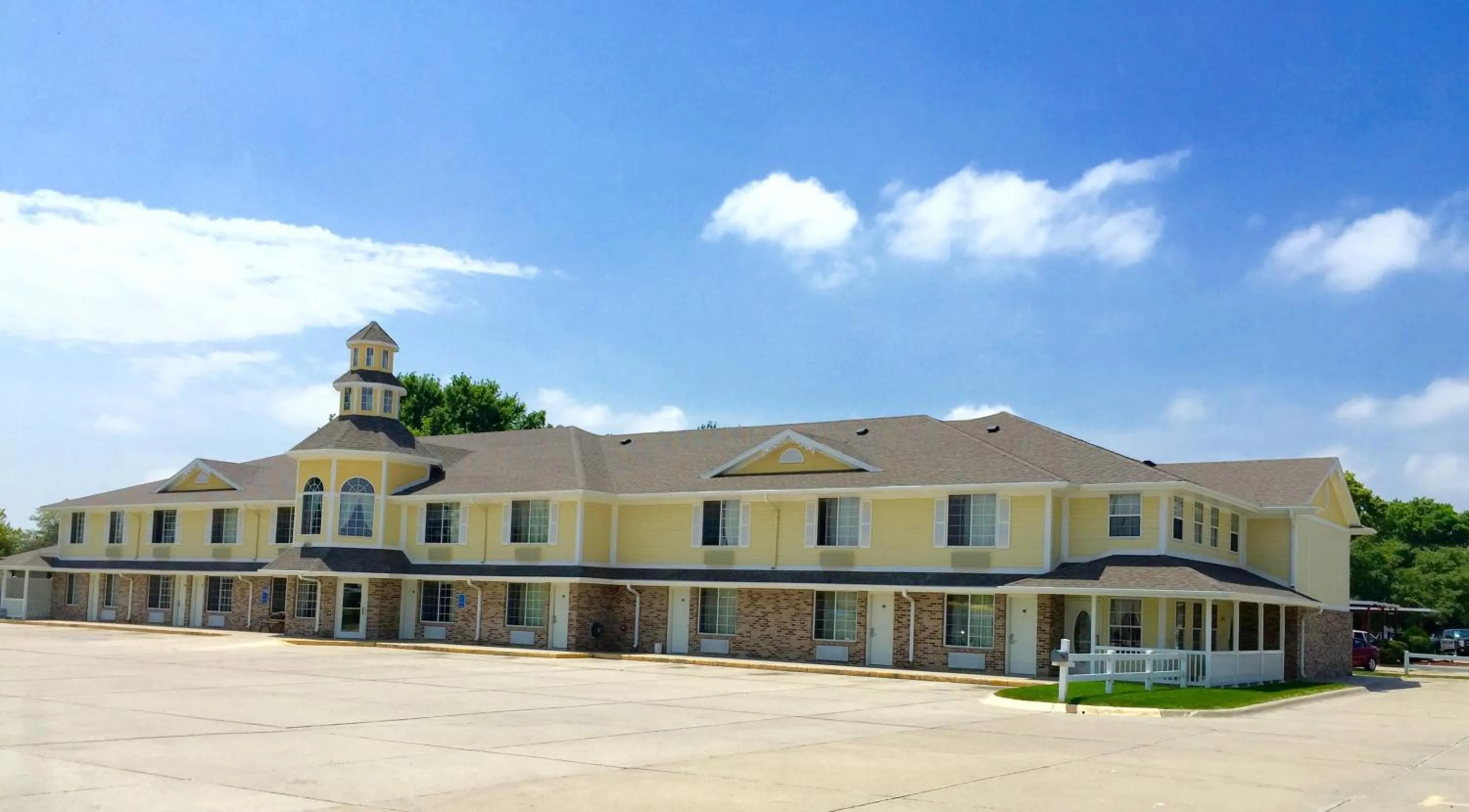 Property building in Platte Valley Inn