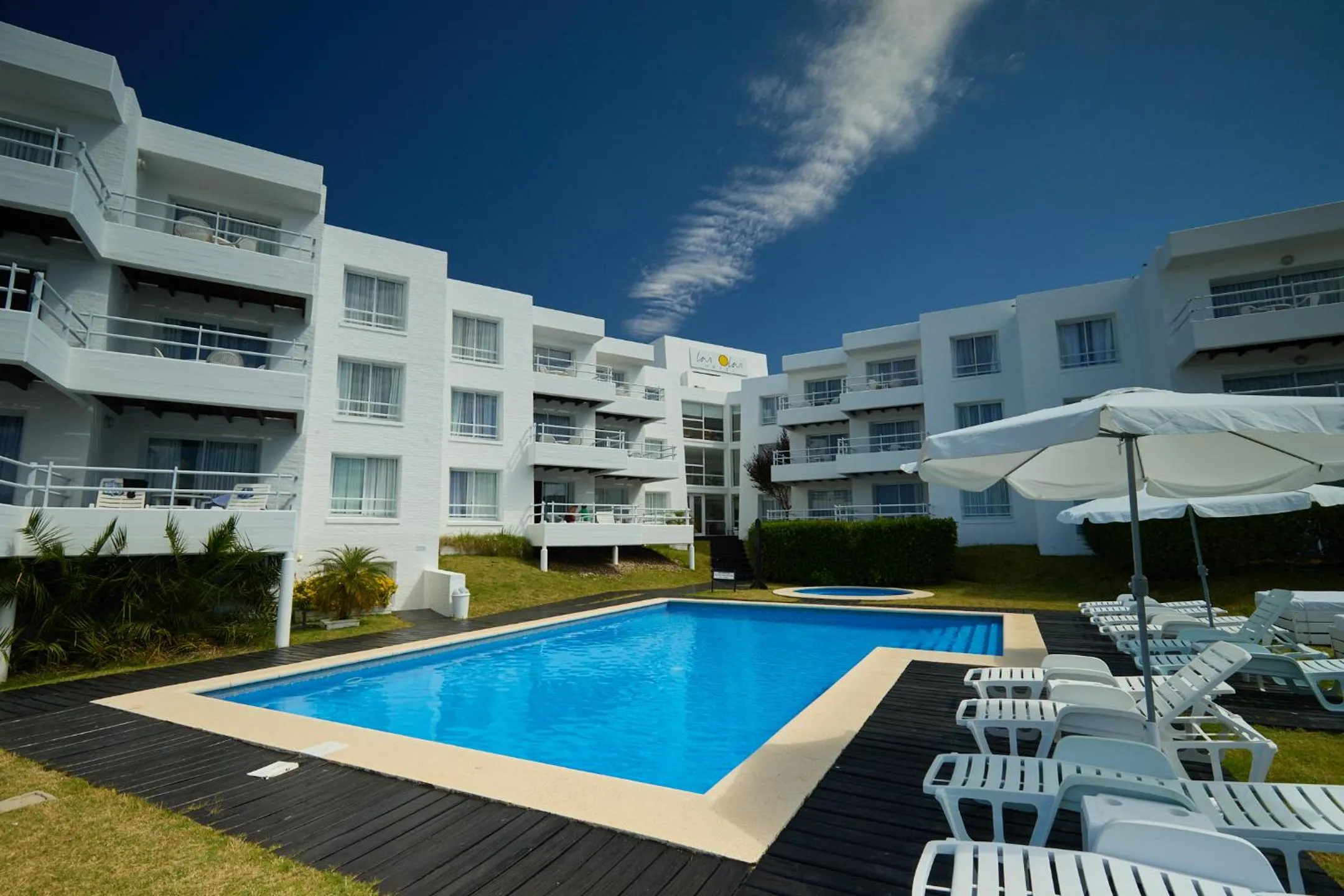 Swimming pool in Hotel Las Olas Resort
