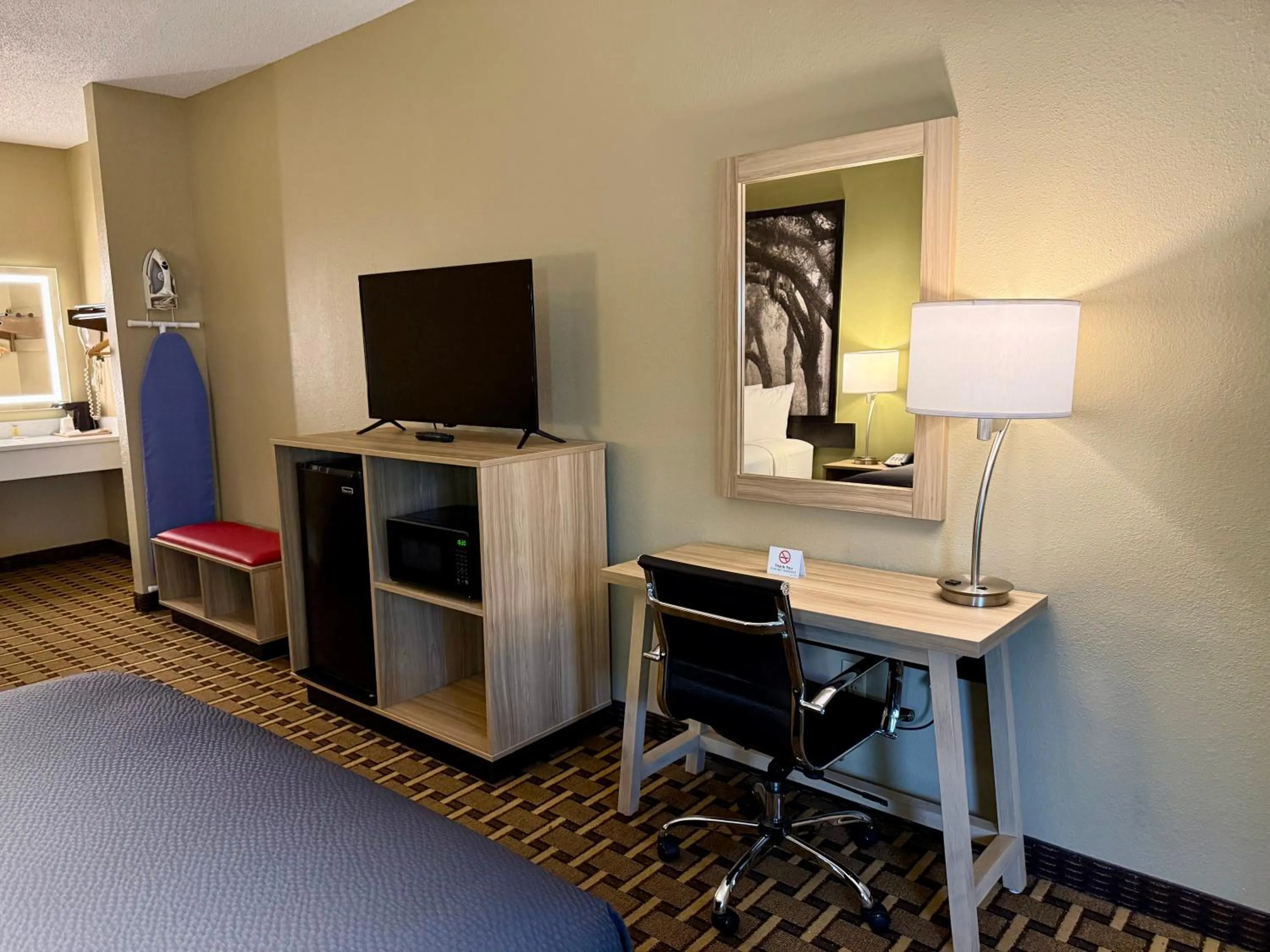 Bed in Super 8 by Wyndham Ft. Oglethorpe GA/Chatt TN Area