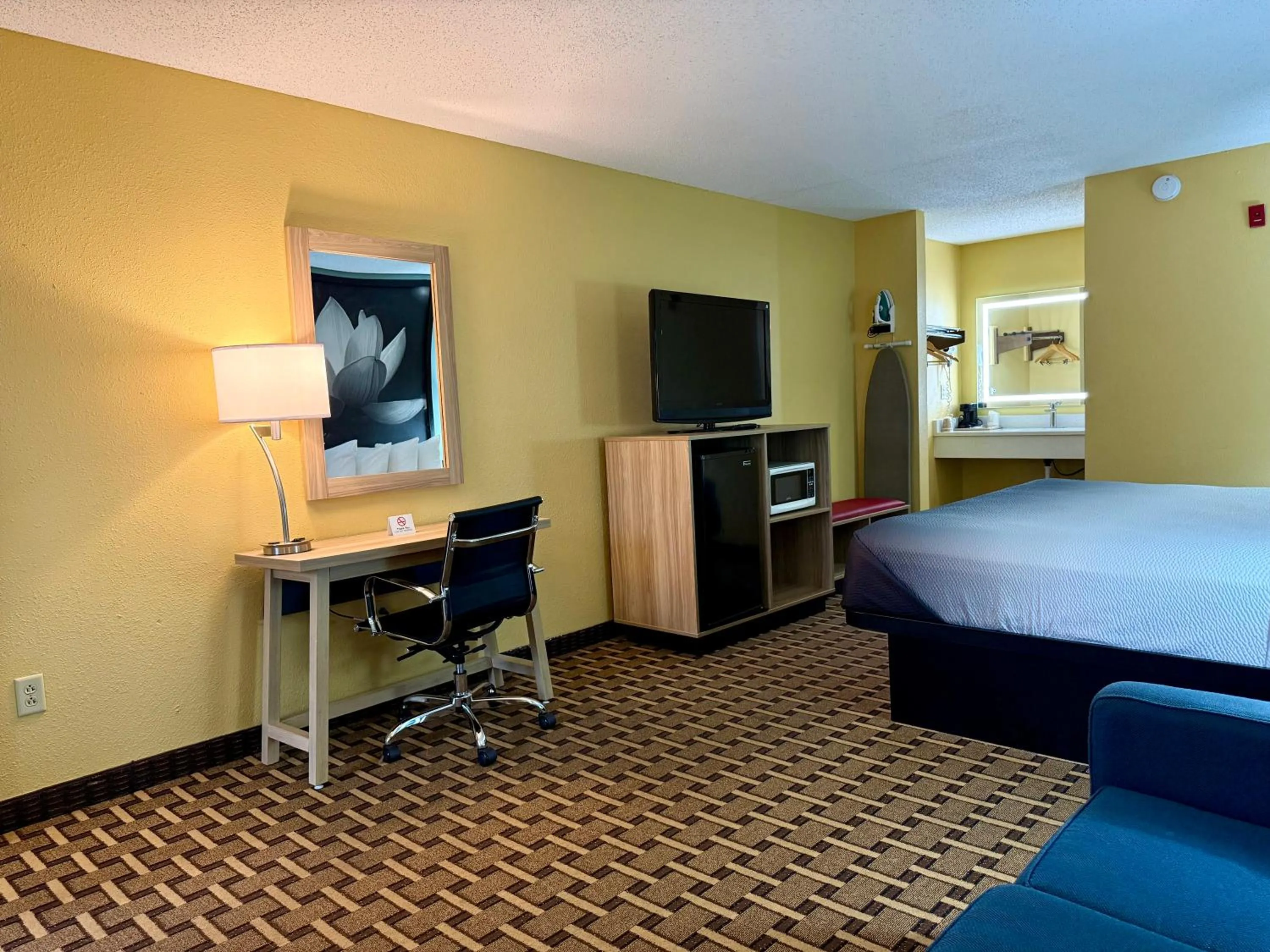 Bed in Super 8 by Wyndham Ft. Oglethorpe GA/Chatt TN Area