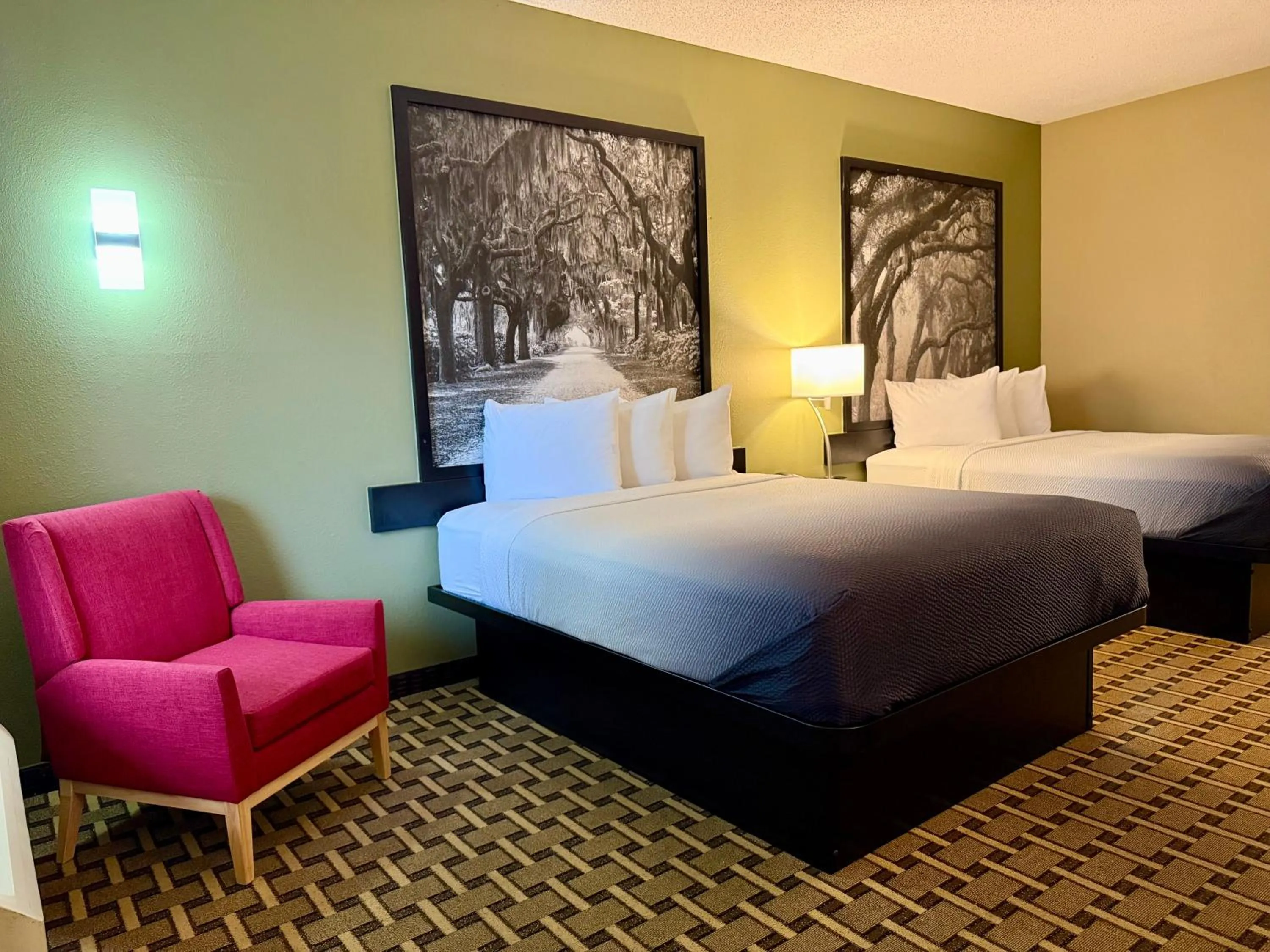 Bed in Super 8 by Wyndham Ft. Oglethorpe GA/Chatt TN Area