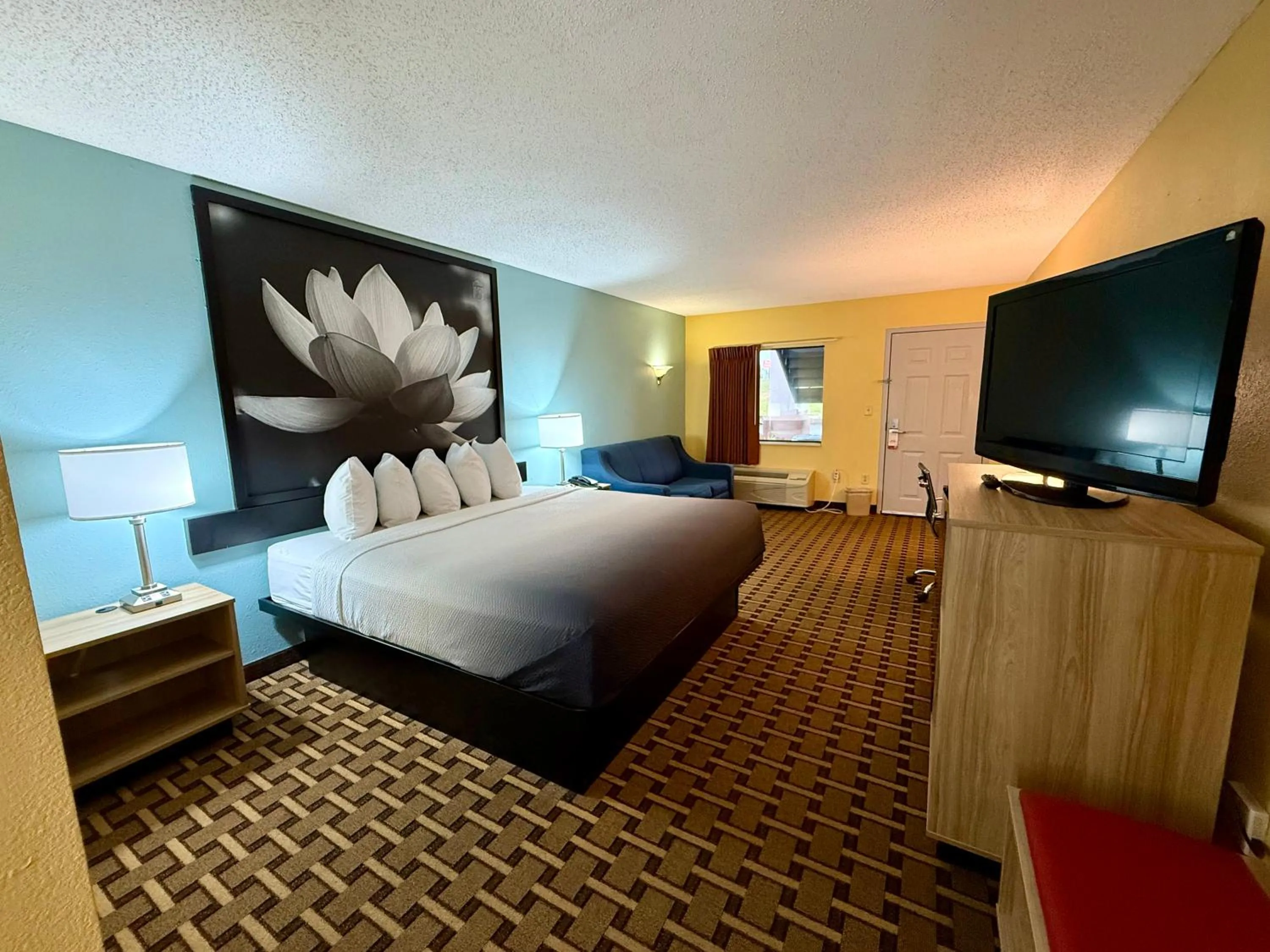 Bed in Super 8 by Wyndham Ft. Oglethorpe GA/Chatt TN Area