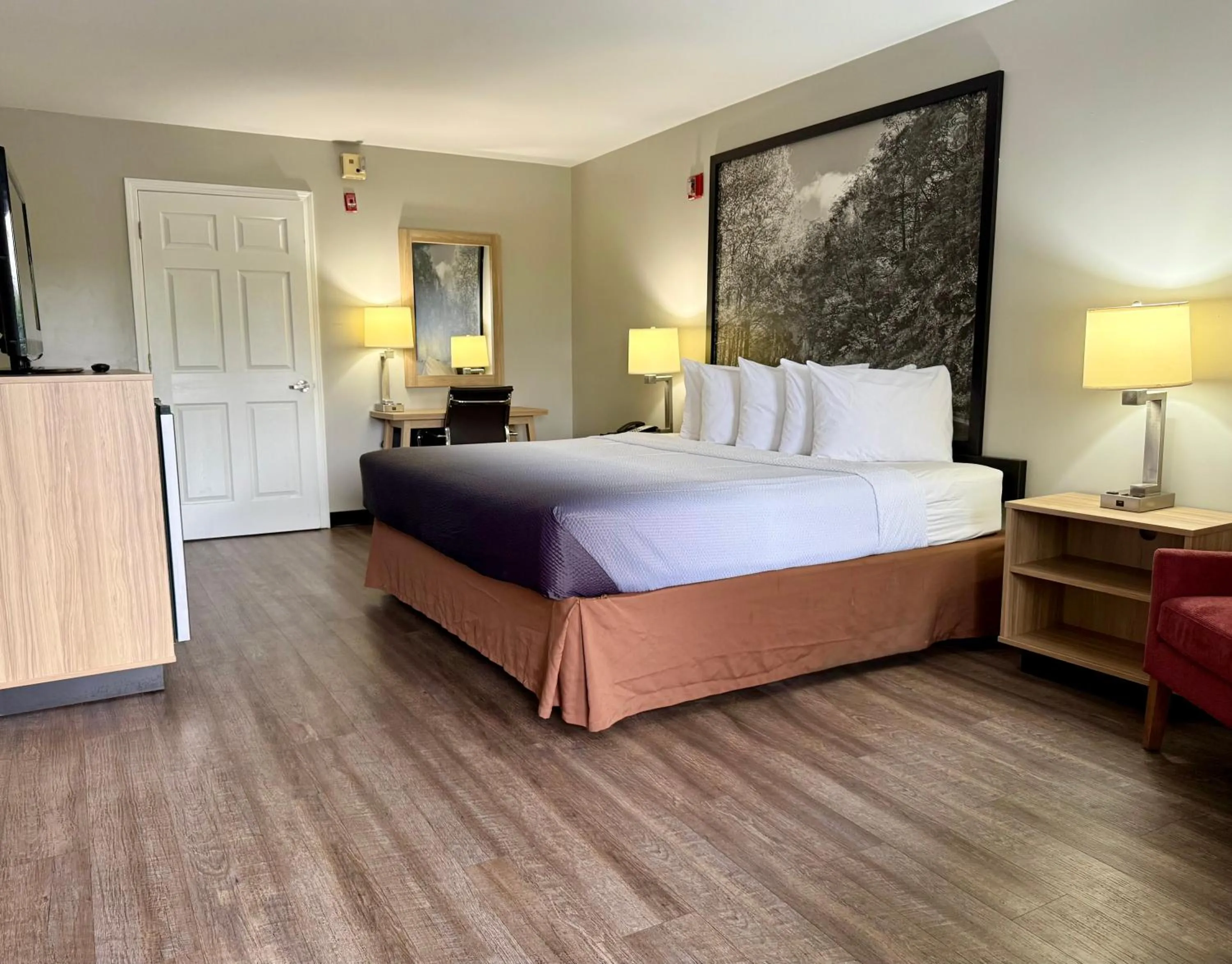Bed in Super 8 by Wyndham Ft. Oglethorpe GA/Chatt TN Area
