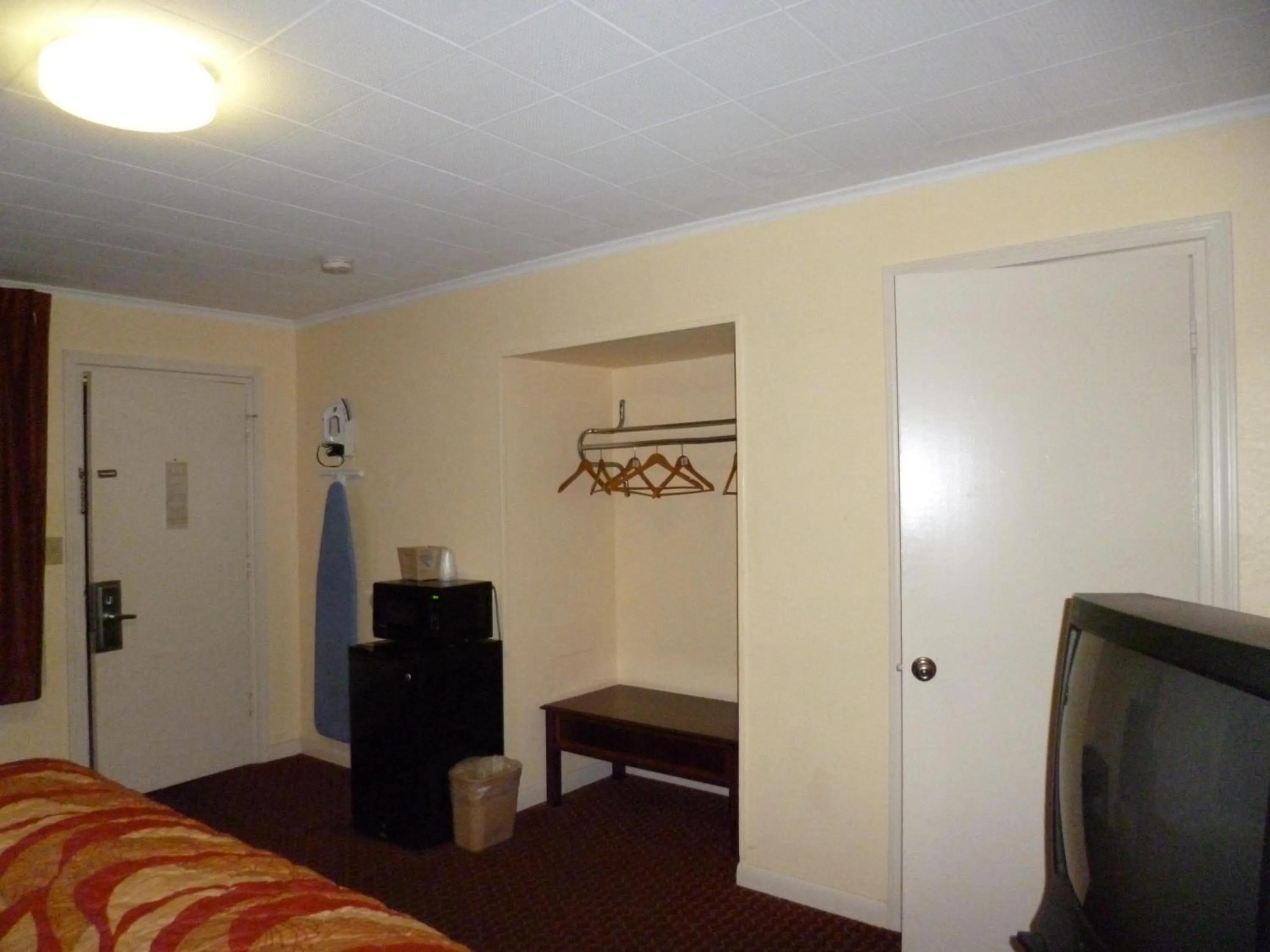 Decorative detail, Bed in Mount Vernon Inn