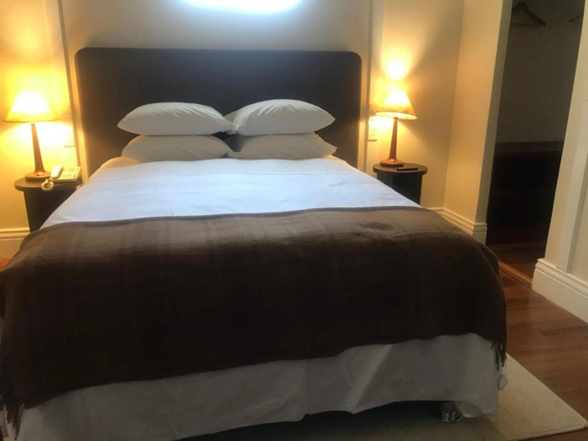 Family Room with Private Bathroom in Plaza Central