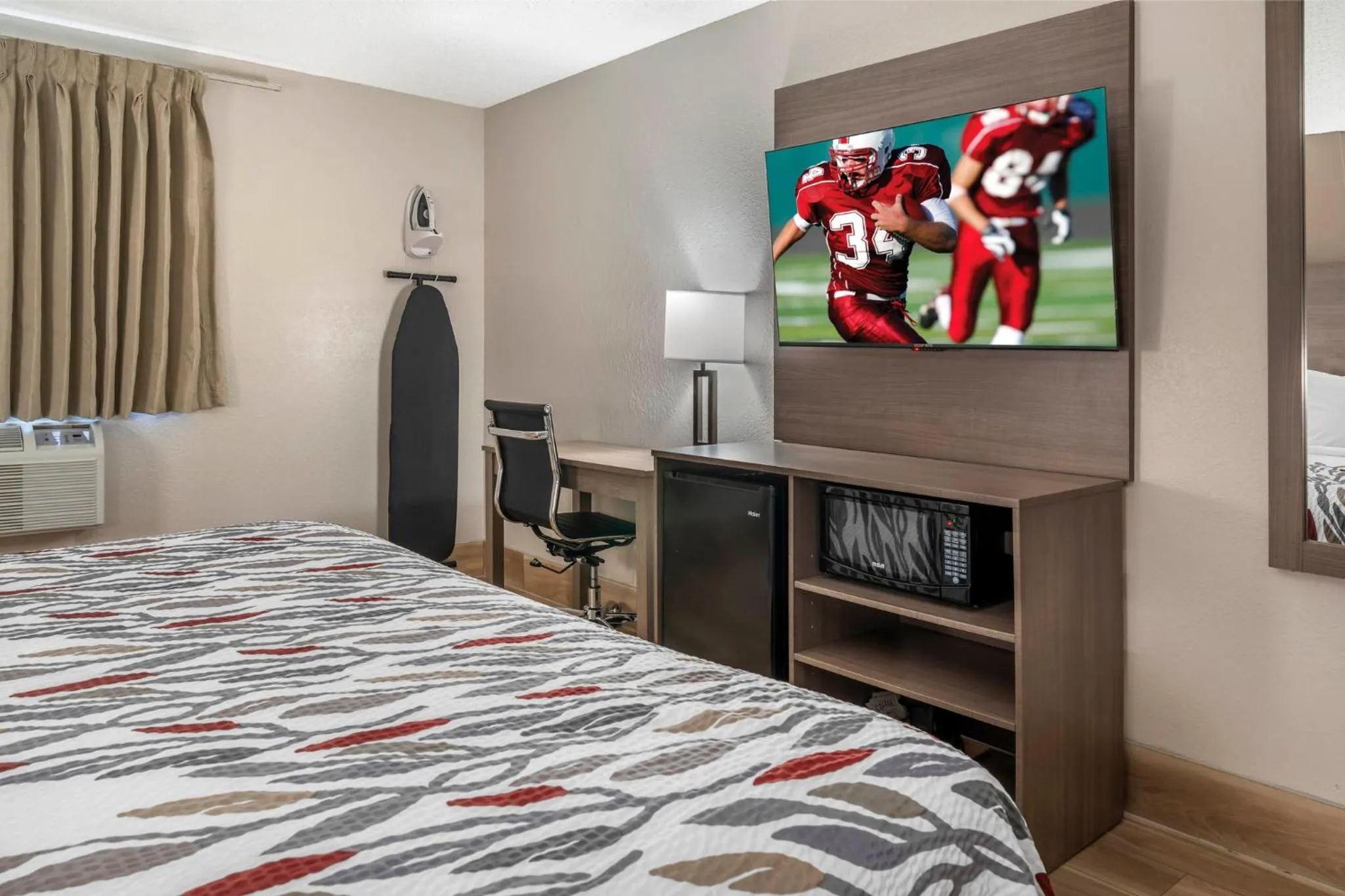 Photo of the whole room, Bed in Red Roof Inn Queensbury