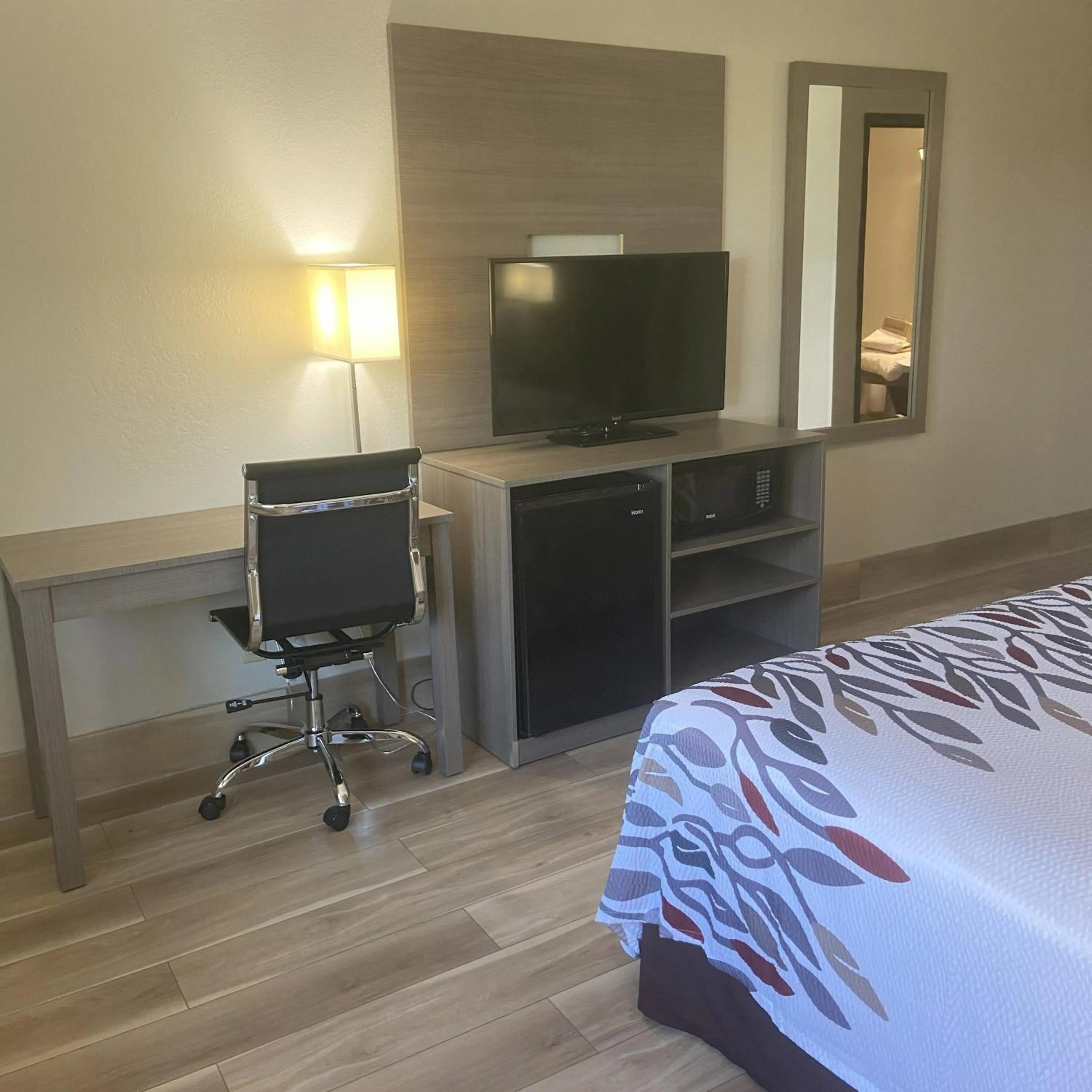 Photo of the whole room, Bed in Red Roof Inn Queensbury