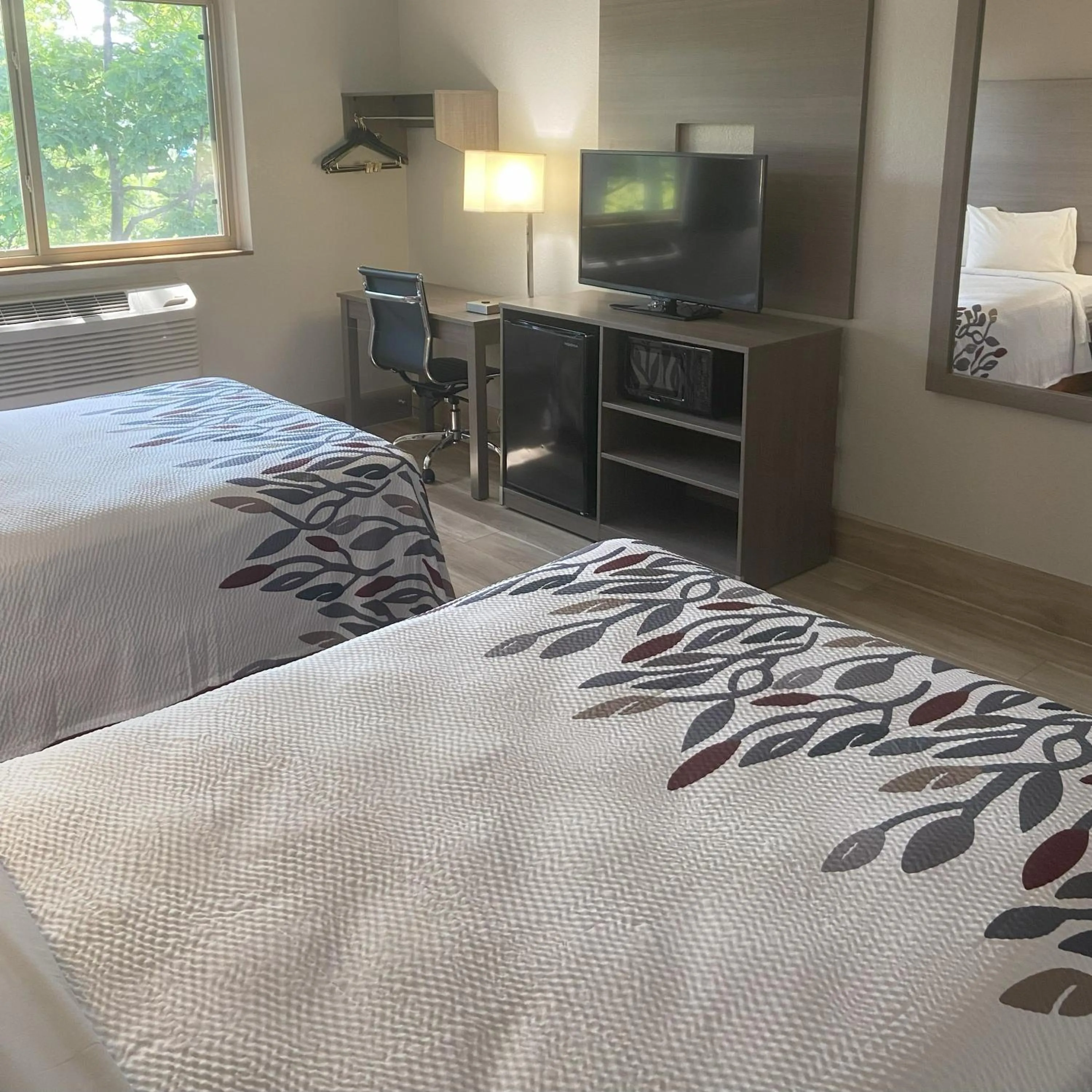 Photo of the whole room, Bed in Red Roof Inn Queensbury