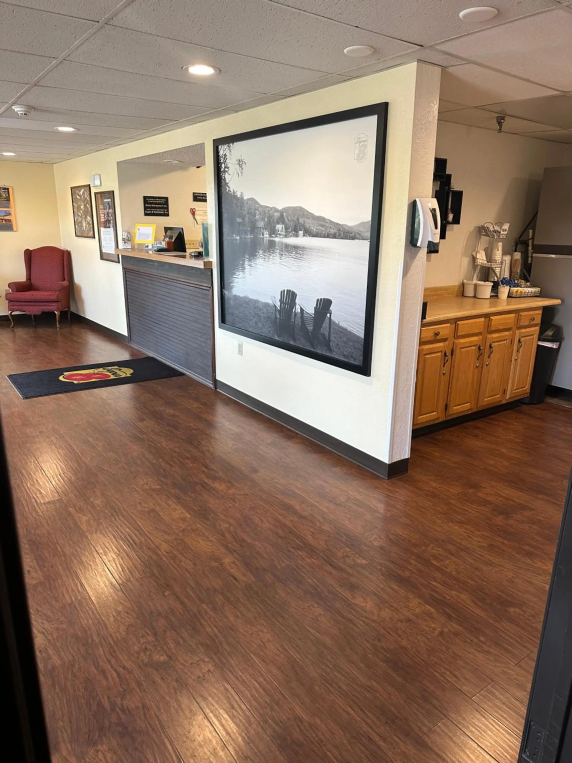 Lobby or reception in Super 8 by Wyndham Queensbury Glens Falls