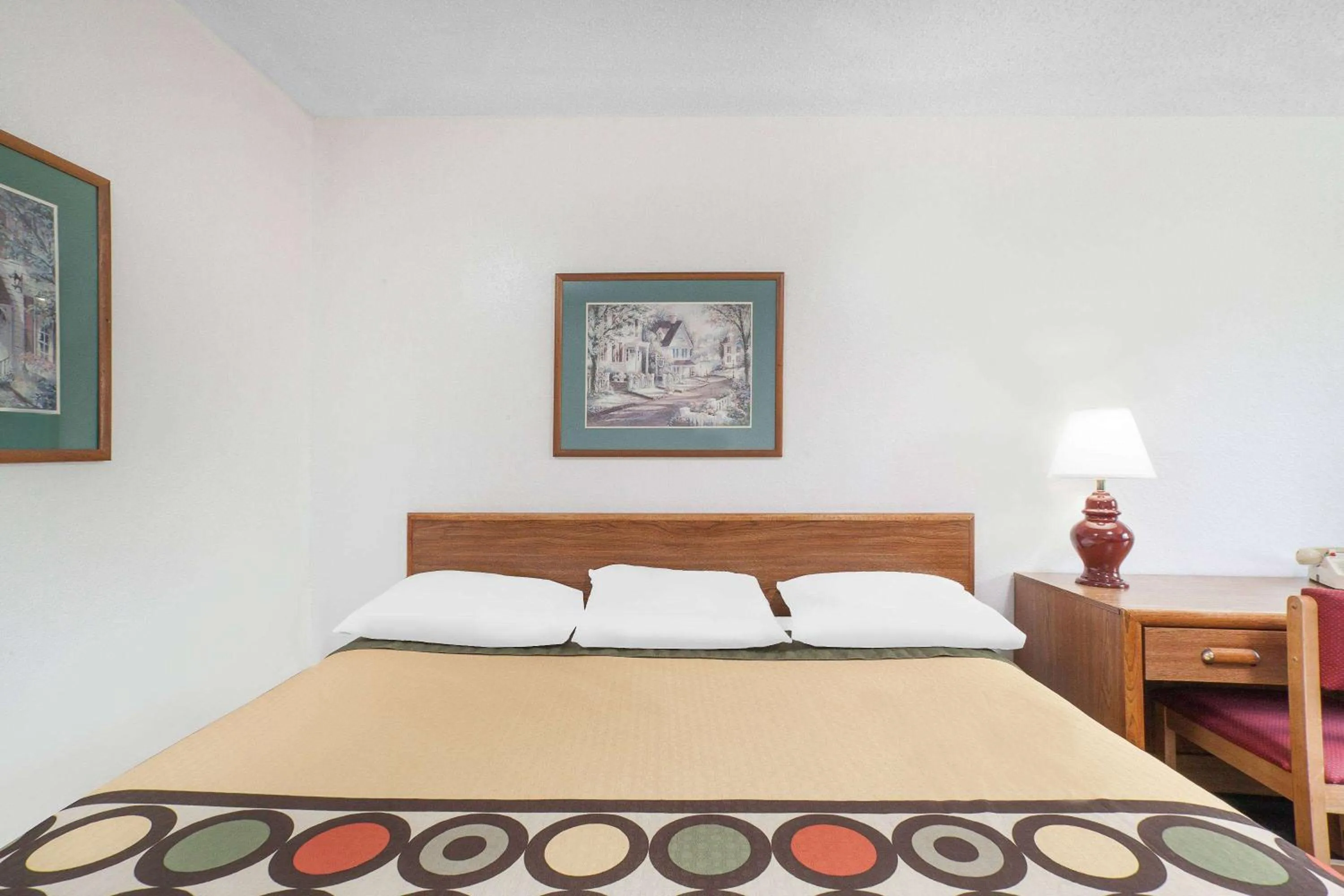 Photo of the whole room in Super 8 by Wyndham Queensbury Glens Falls