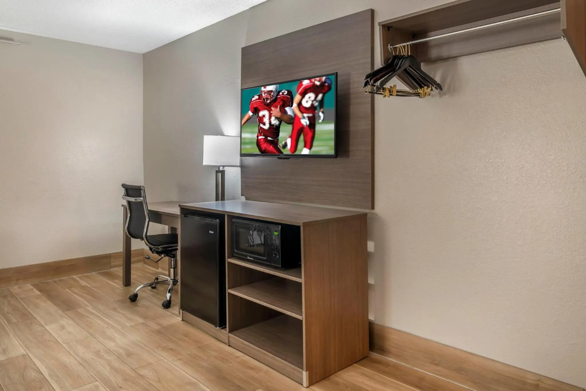 Photo of the whole room in Red Roof Inn Queensbury