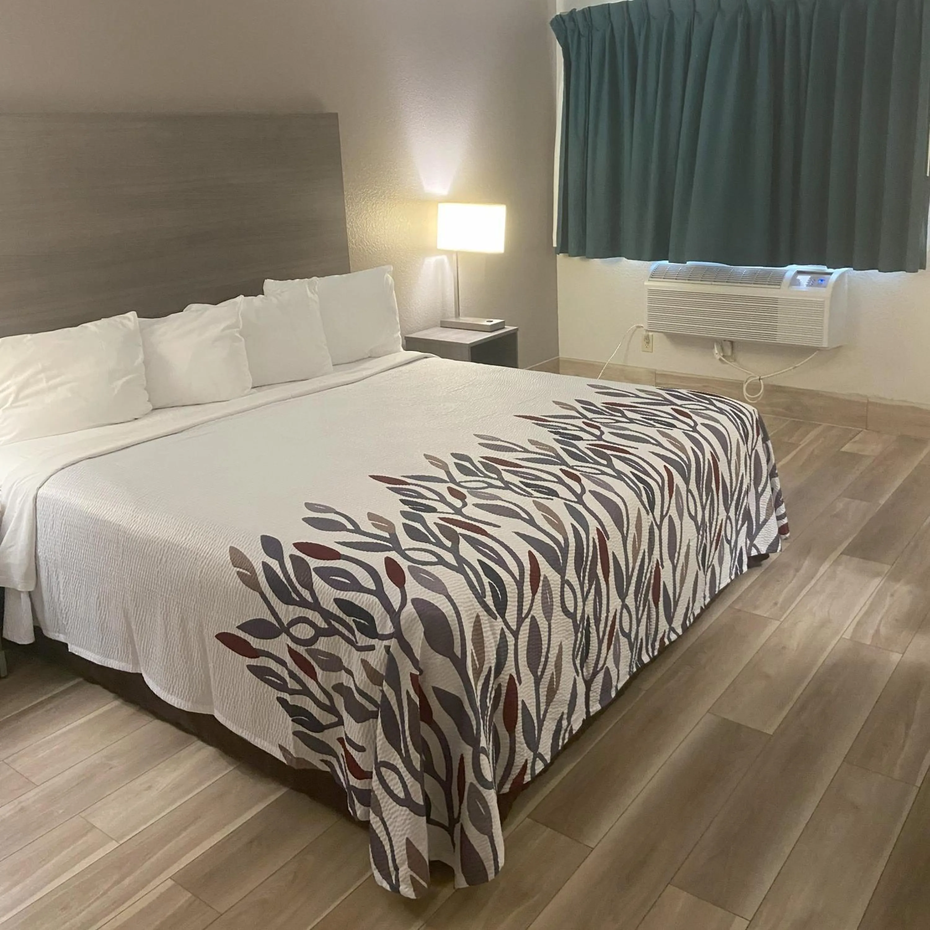 Photo of the whole room, Bed in Red Roof Inn Queensbury