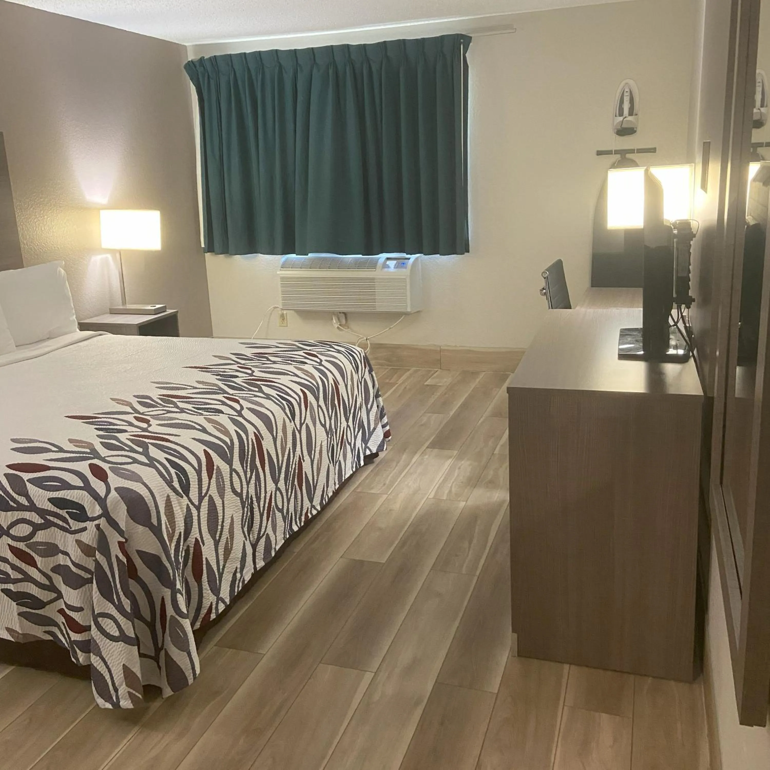 Photo of the whole room, Bed in Red Roof Inn Queensbury