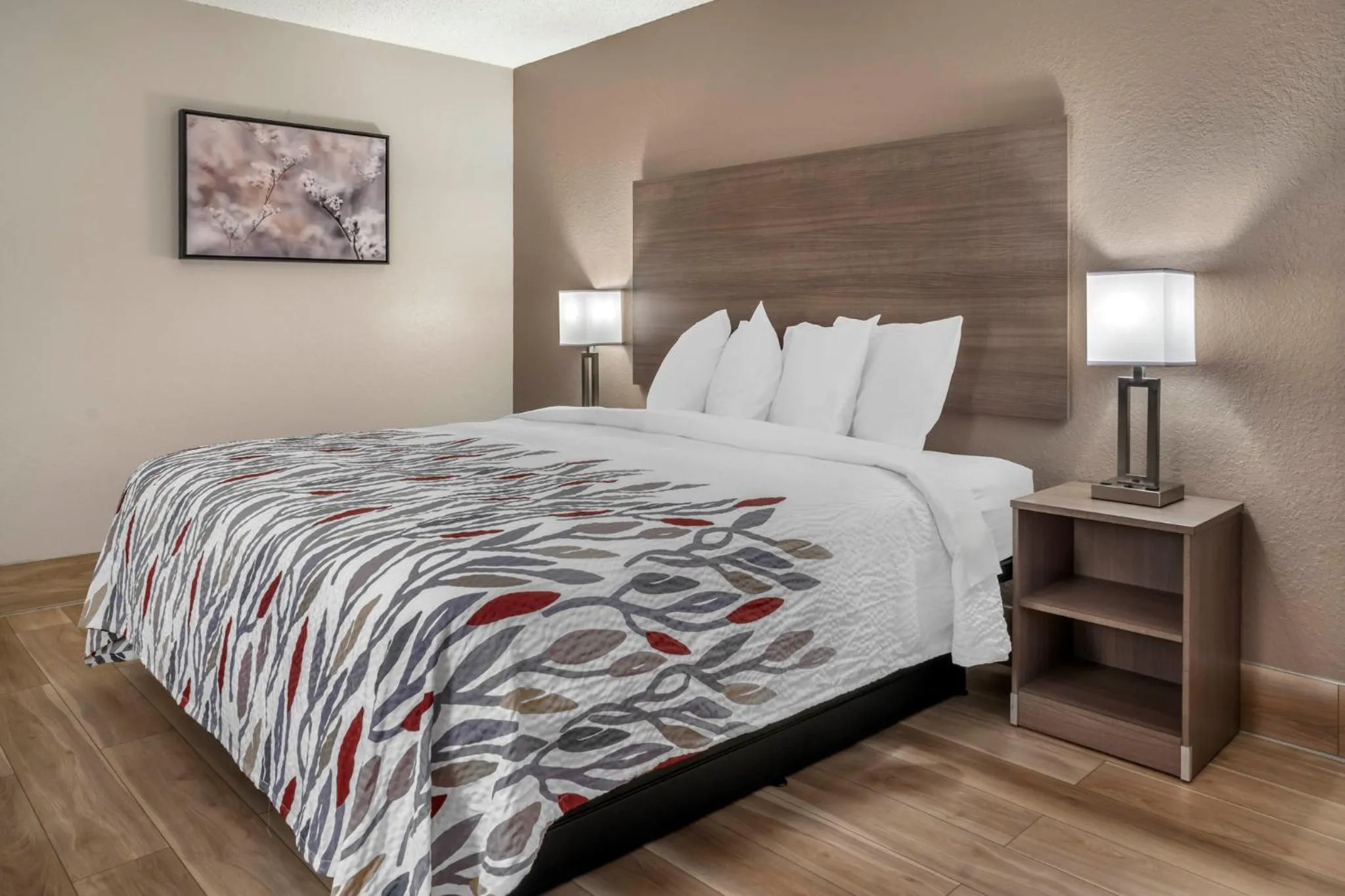 Photo of the whole room, Bed in Red Roof Inn Queensbury