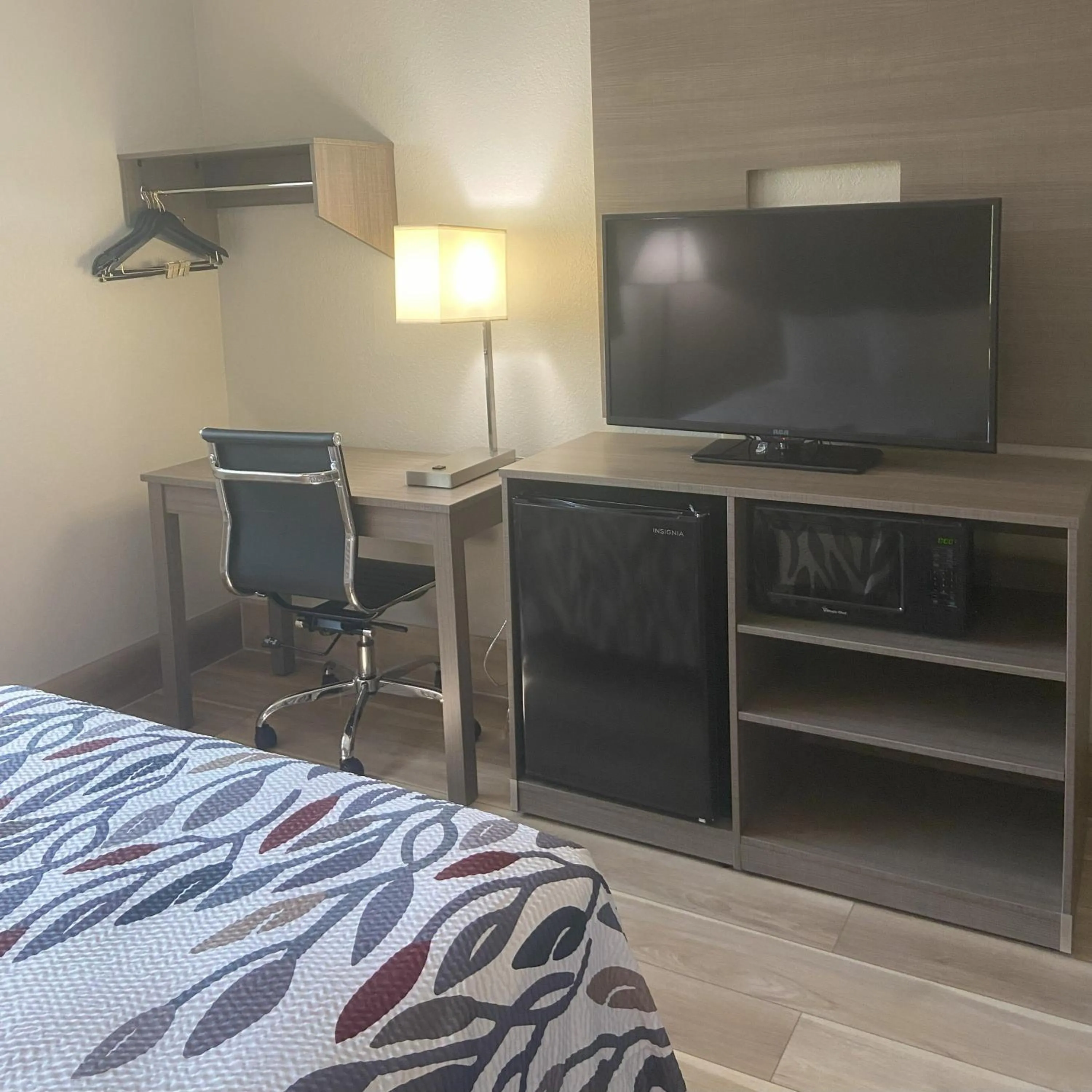 Photo of the whole room, Bed in Red Roof Inn Queensbury