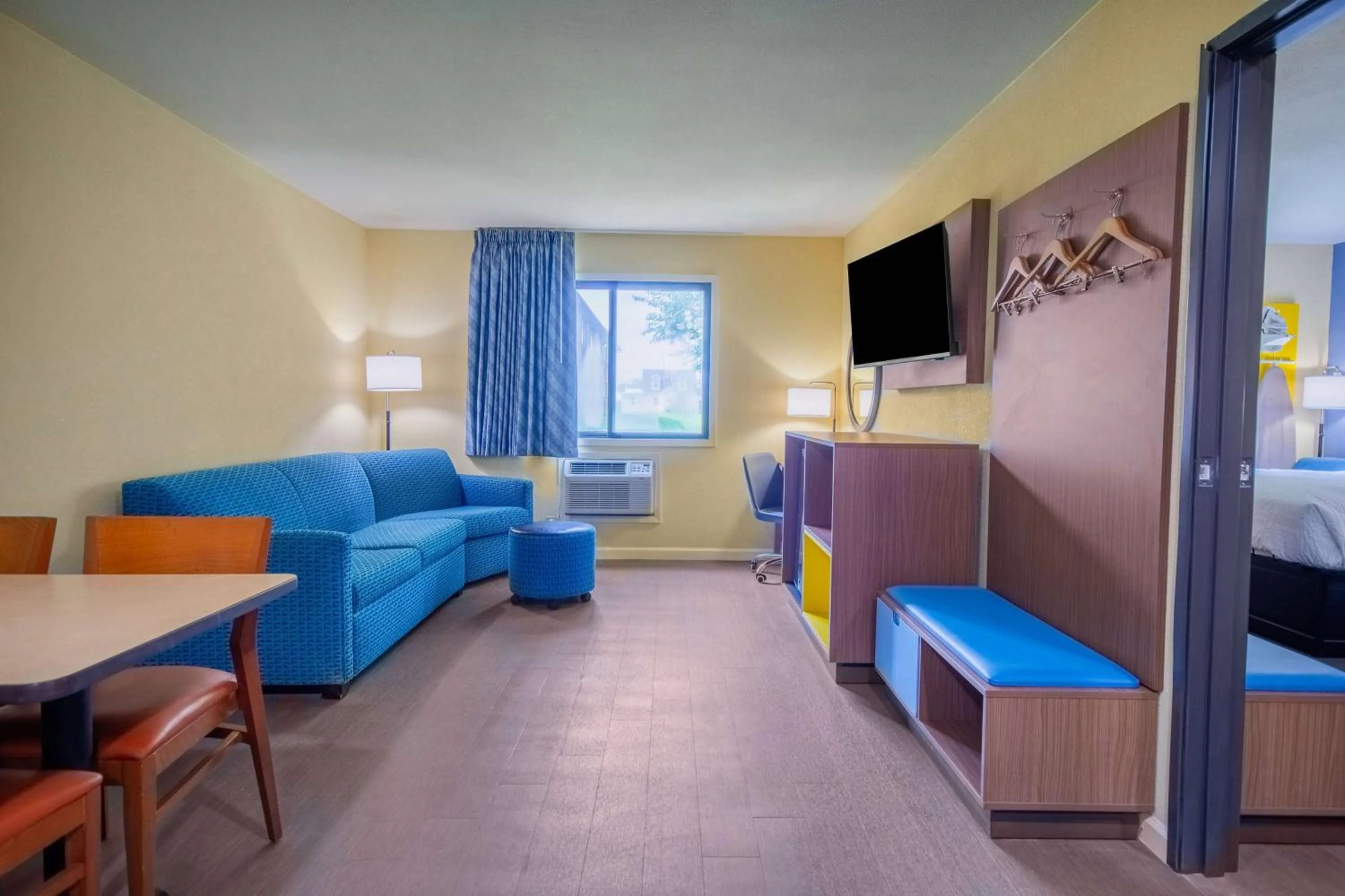 Photo of the whole room, Bed in Days Inn & Suites by Wyndham Waterloo