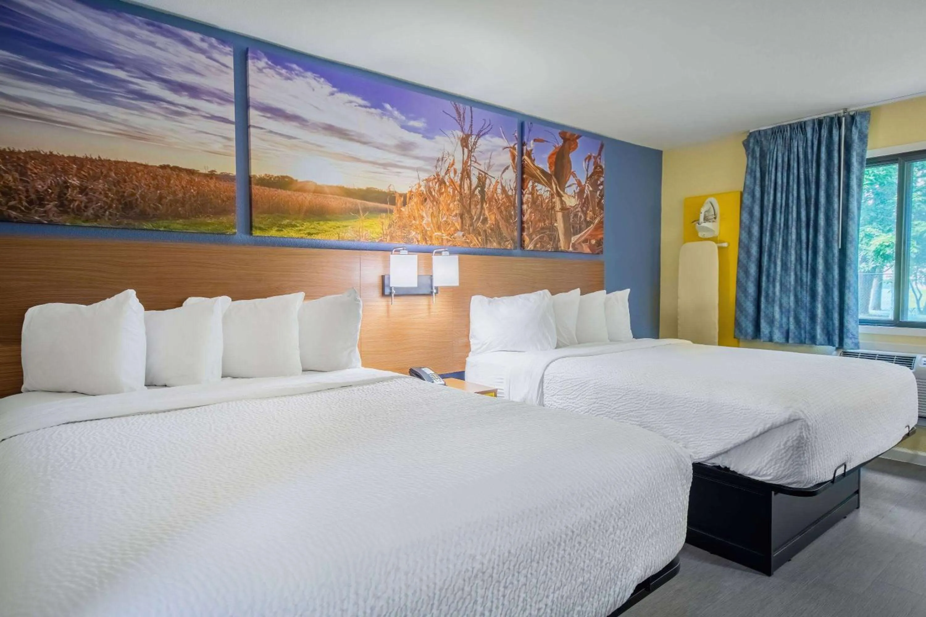 Photo of the whole room, Bed in Days Inn & Suites by Wyndham Waterloo