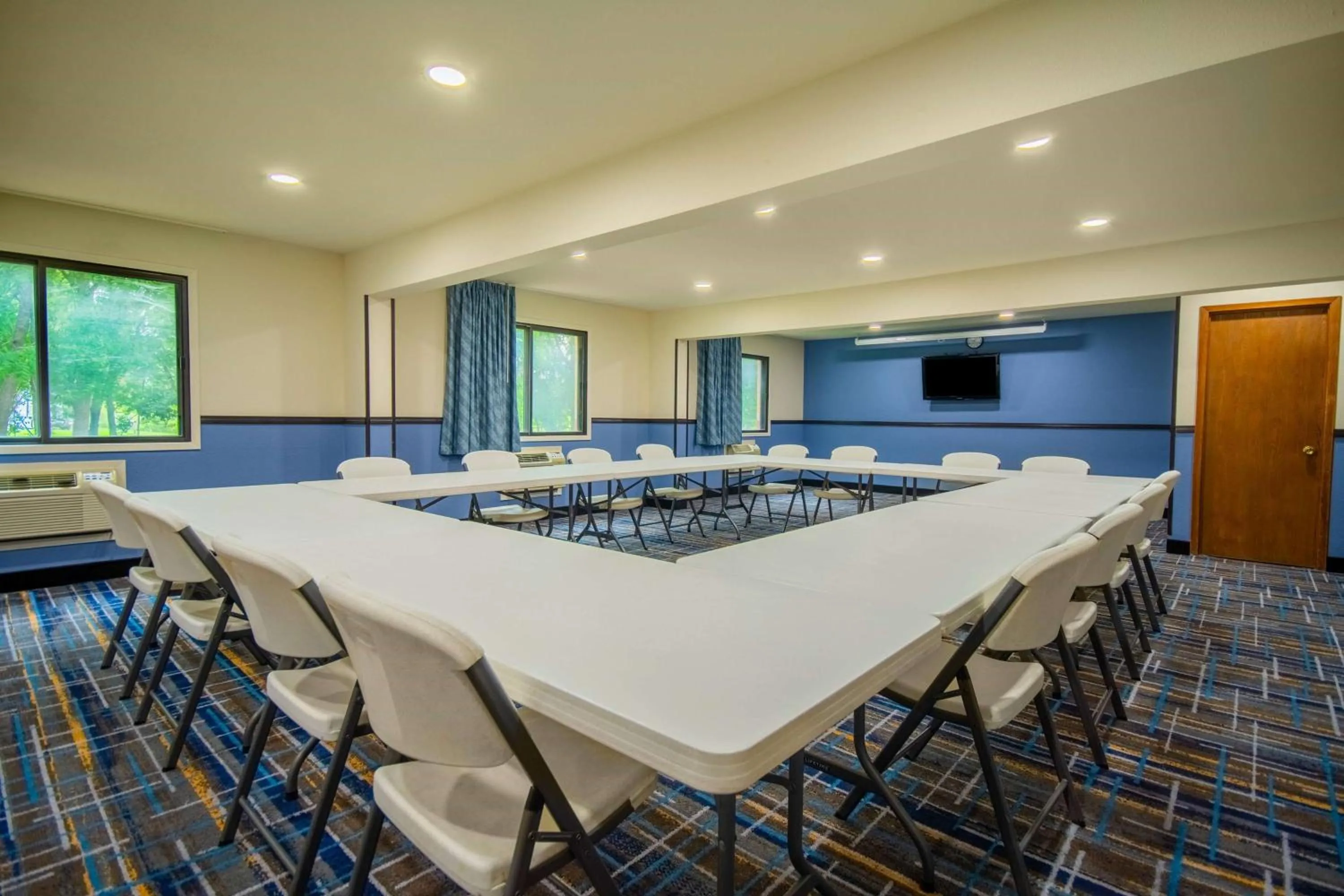 Meeting/conference room in Days Inn & Suites by Wyndham Waterloo