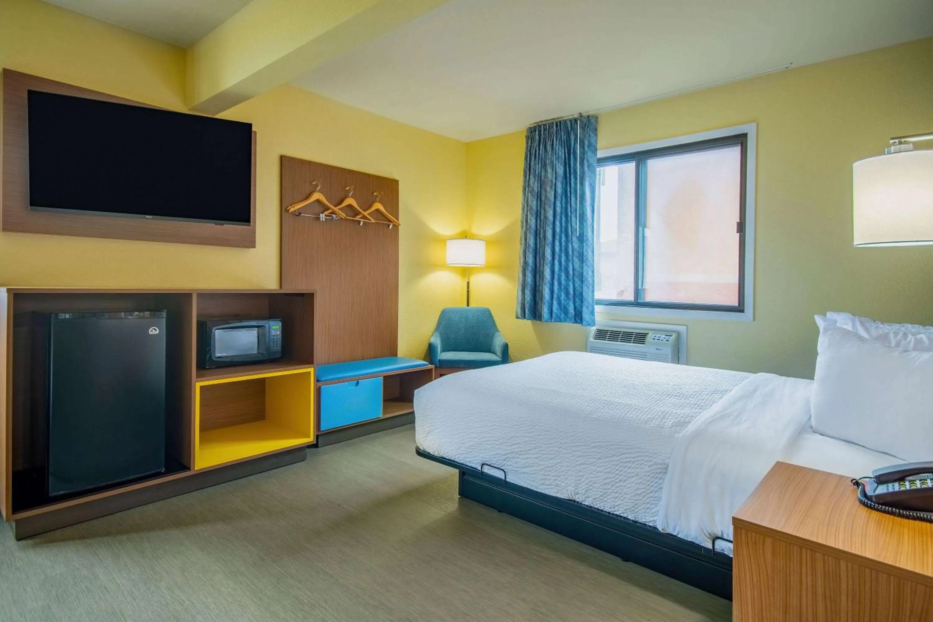 Photo of the whole room, Bed in Days Inn & Suites by Wyndham Waterloo