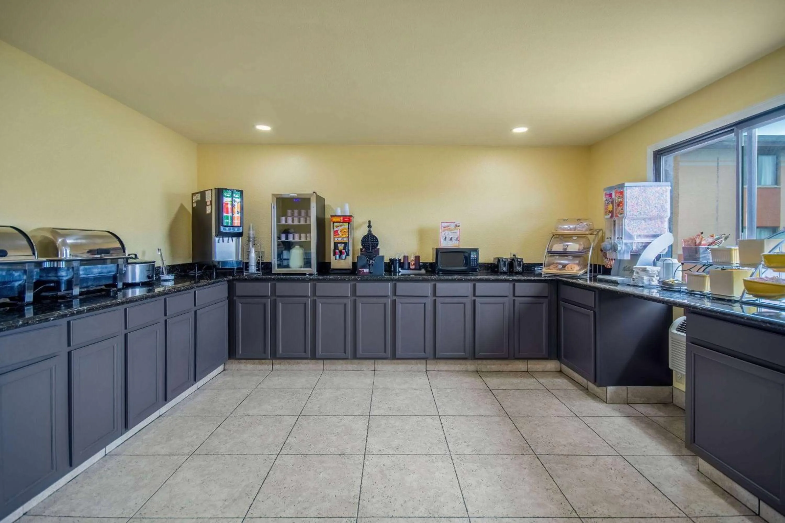 Restaurant/places to eat in Days Inn & Suites by Wyndham Waterloo