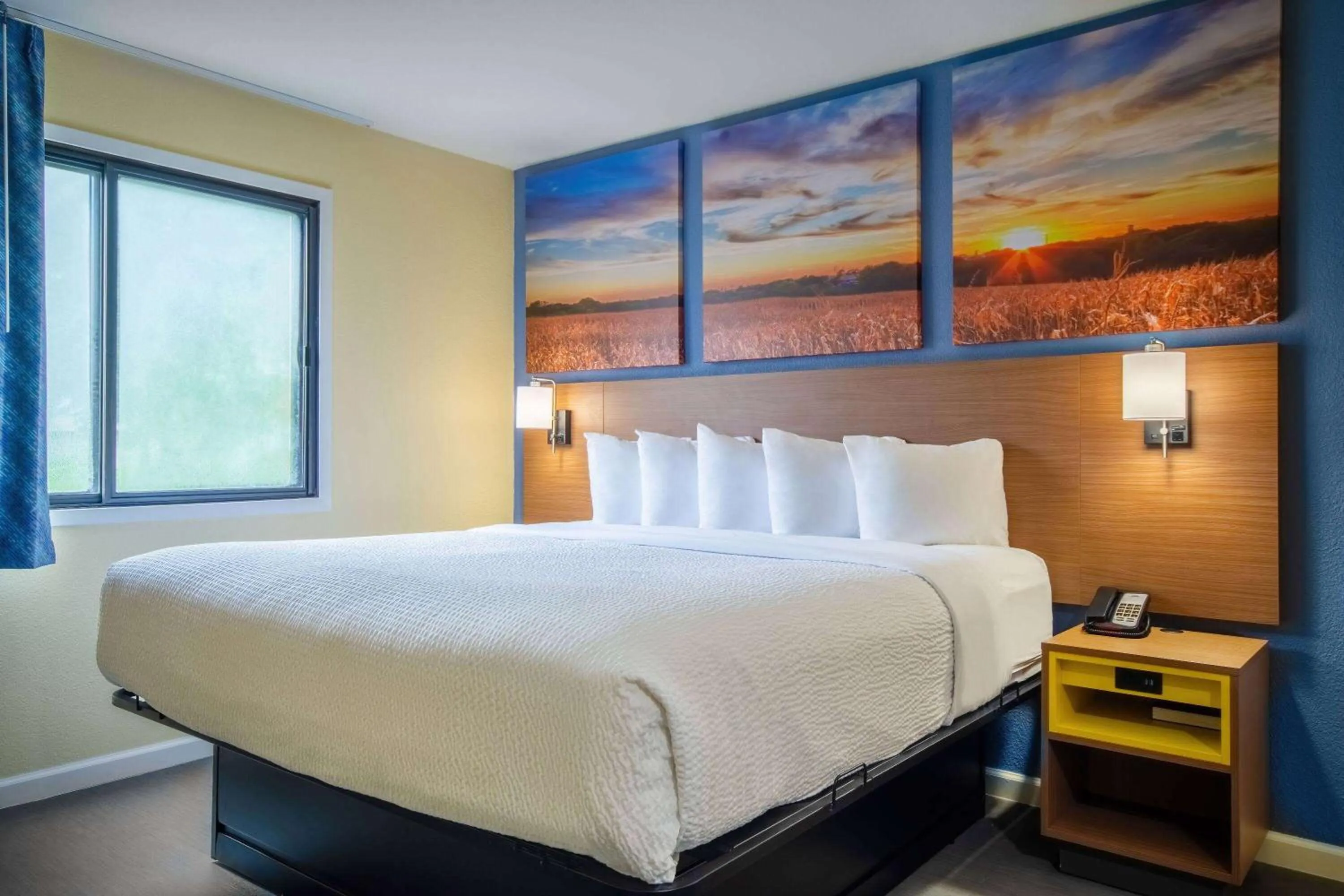 Photo of the whole room, Bed in Days Inn & Suites by Wyndham Waterloo