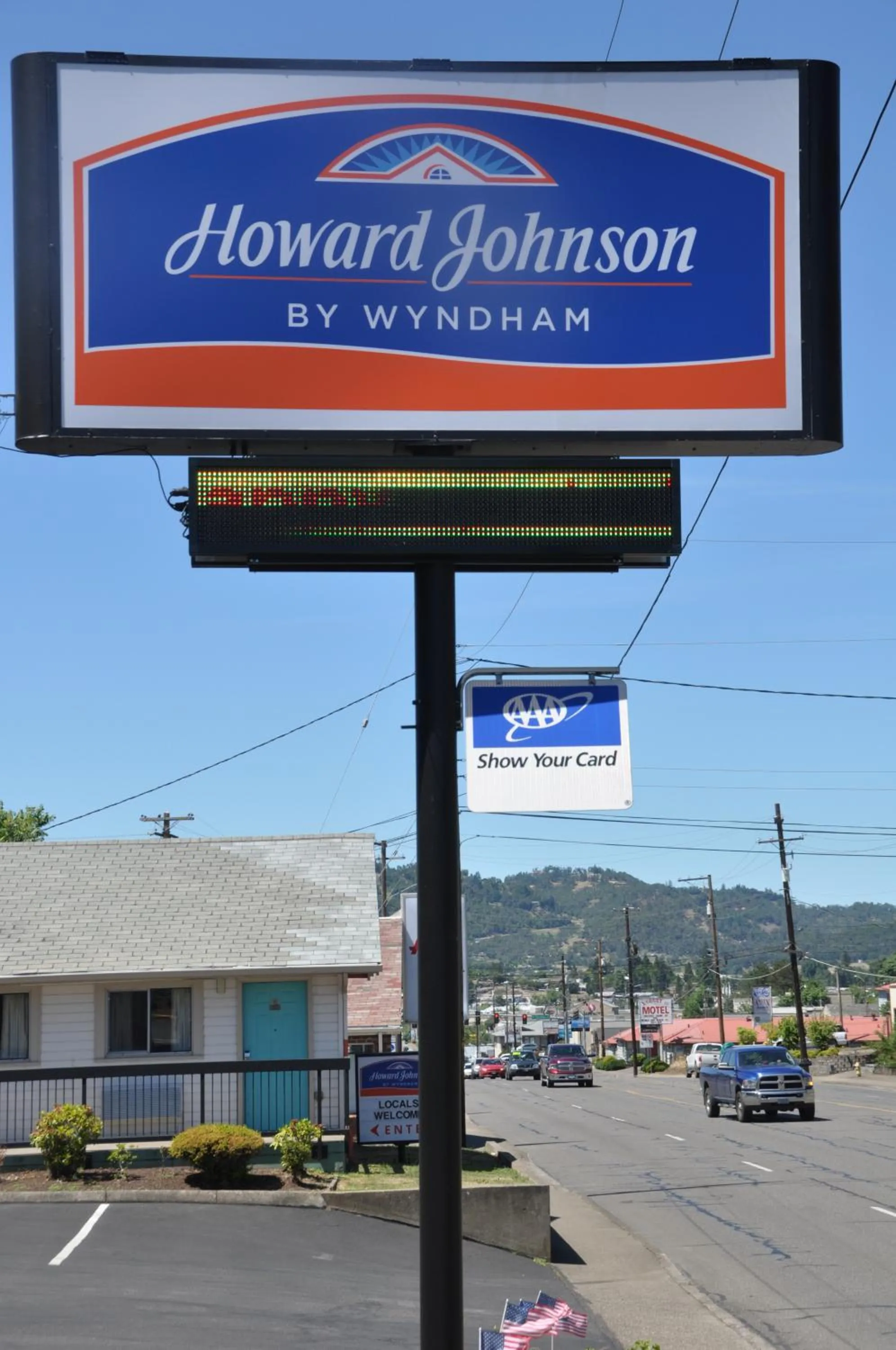 Property logo or sign in Howard Johnson by Wyndham Roseburg
