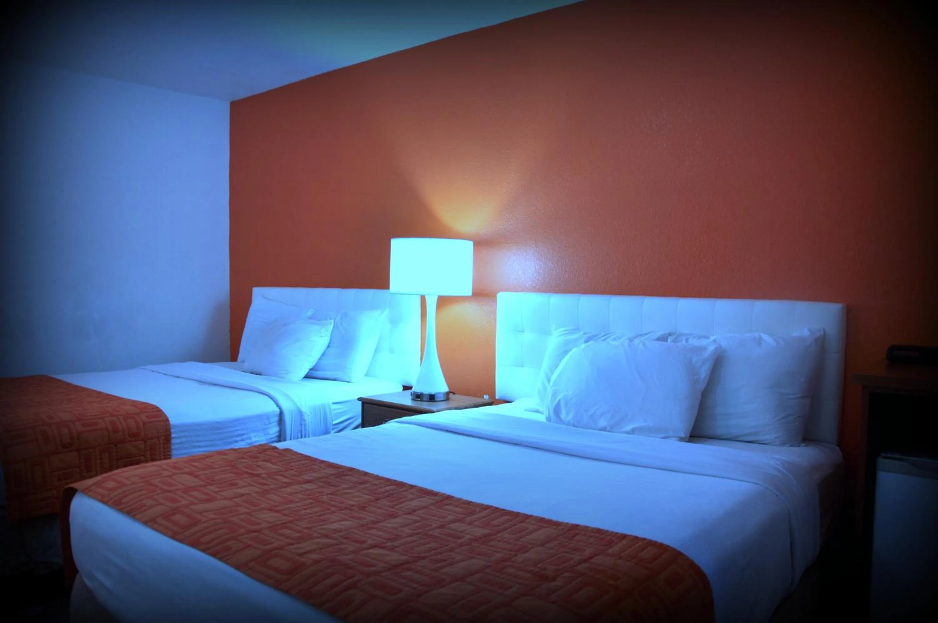 Bed in Howard Johnson by Wyndham Roseburg