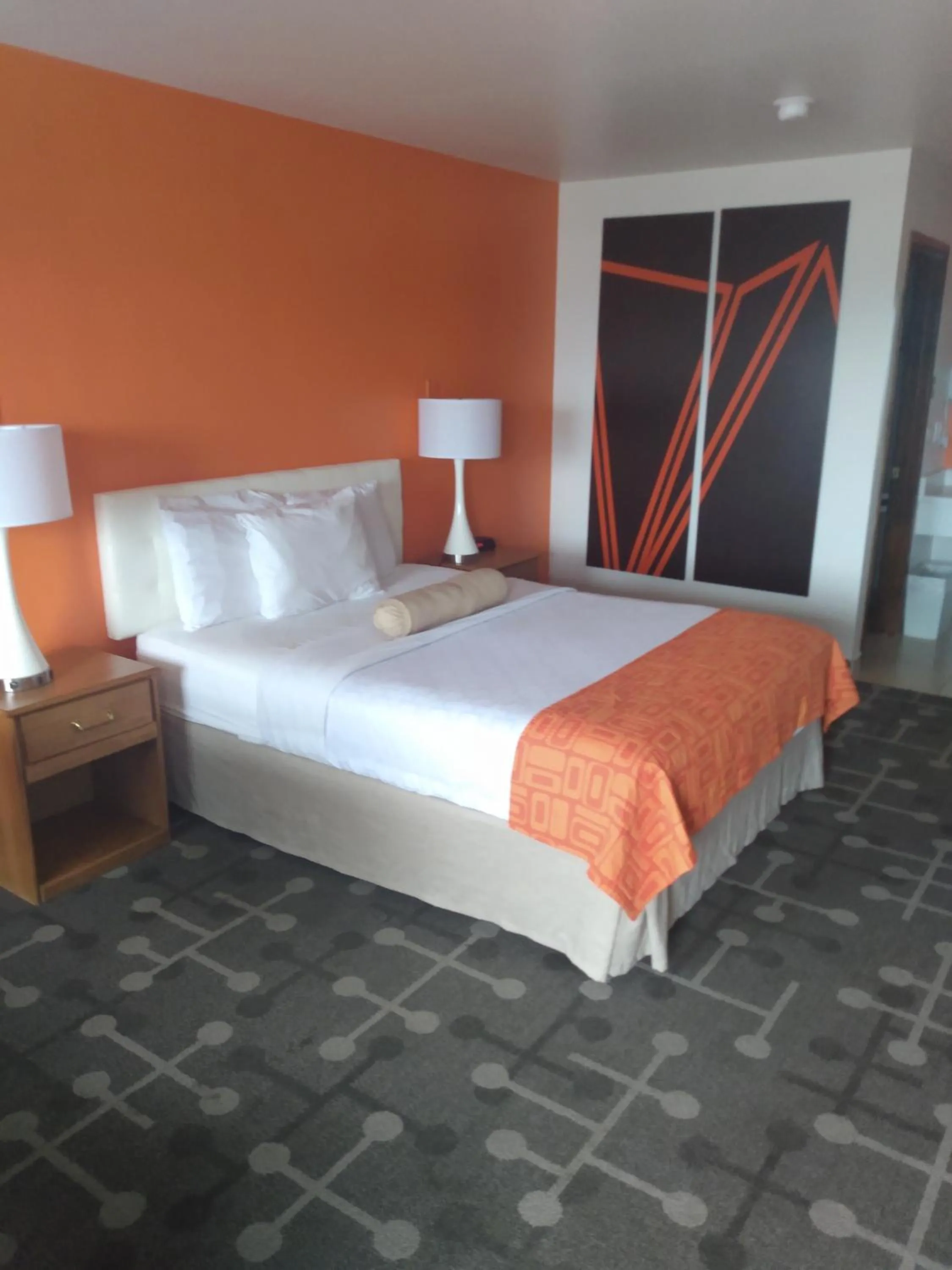 Bed in Howard Johnson by Wyndham Roseburg