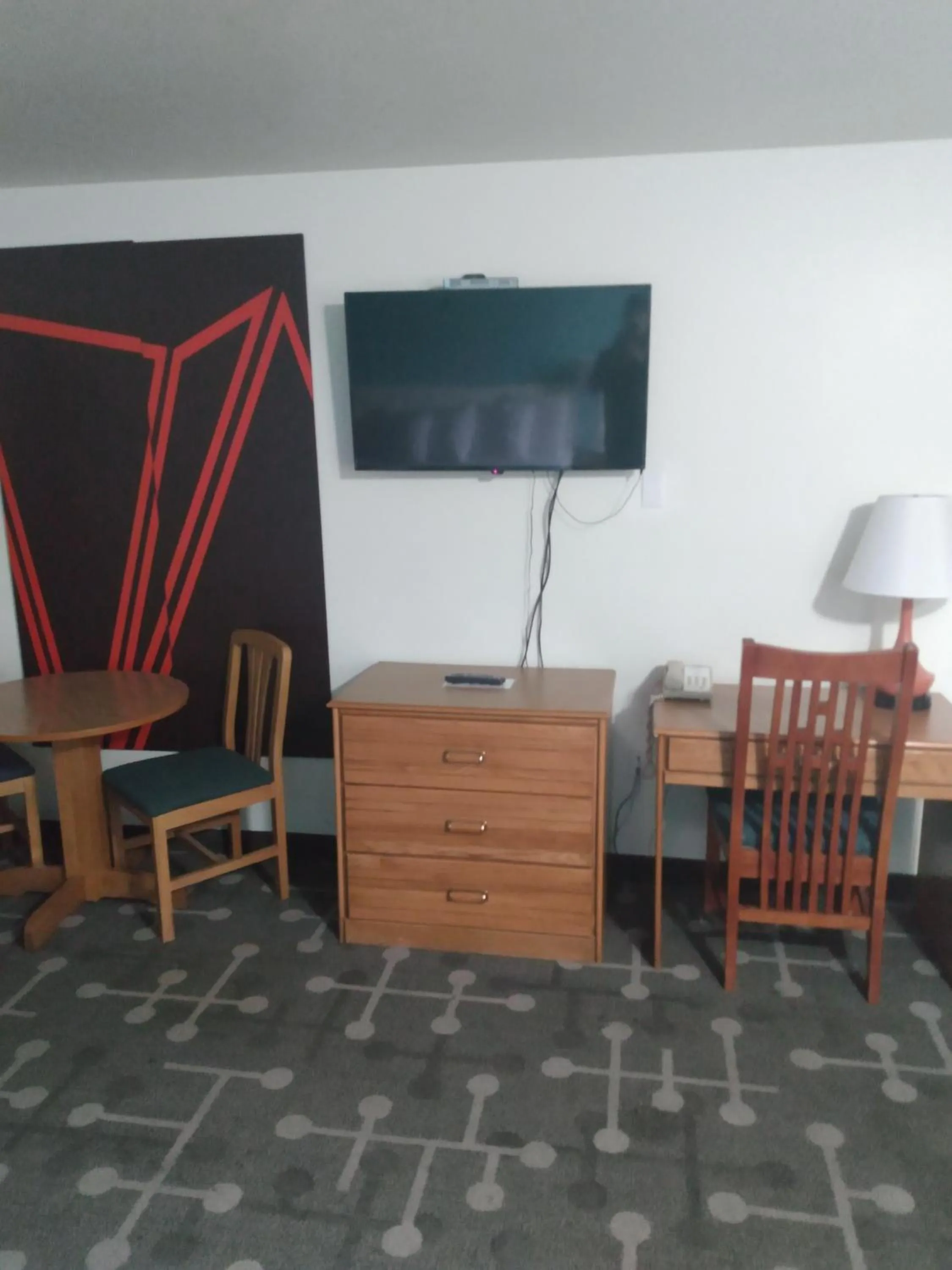 TV and multimedia in Howard Johnson by Wyndham Roseburg