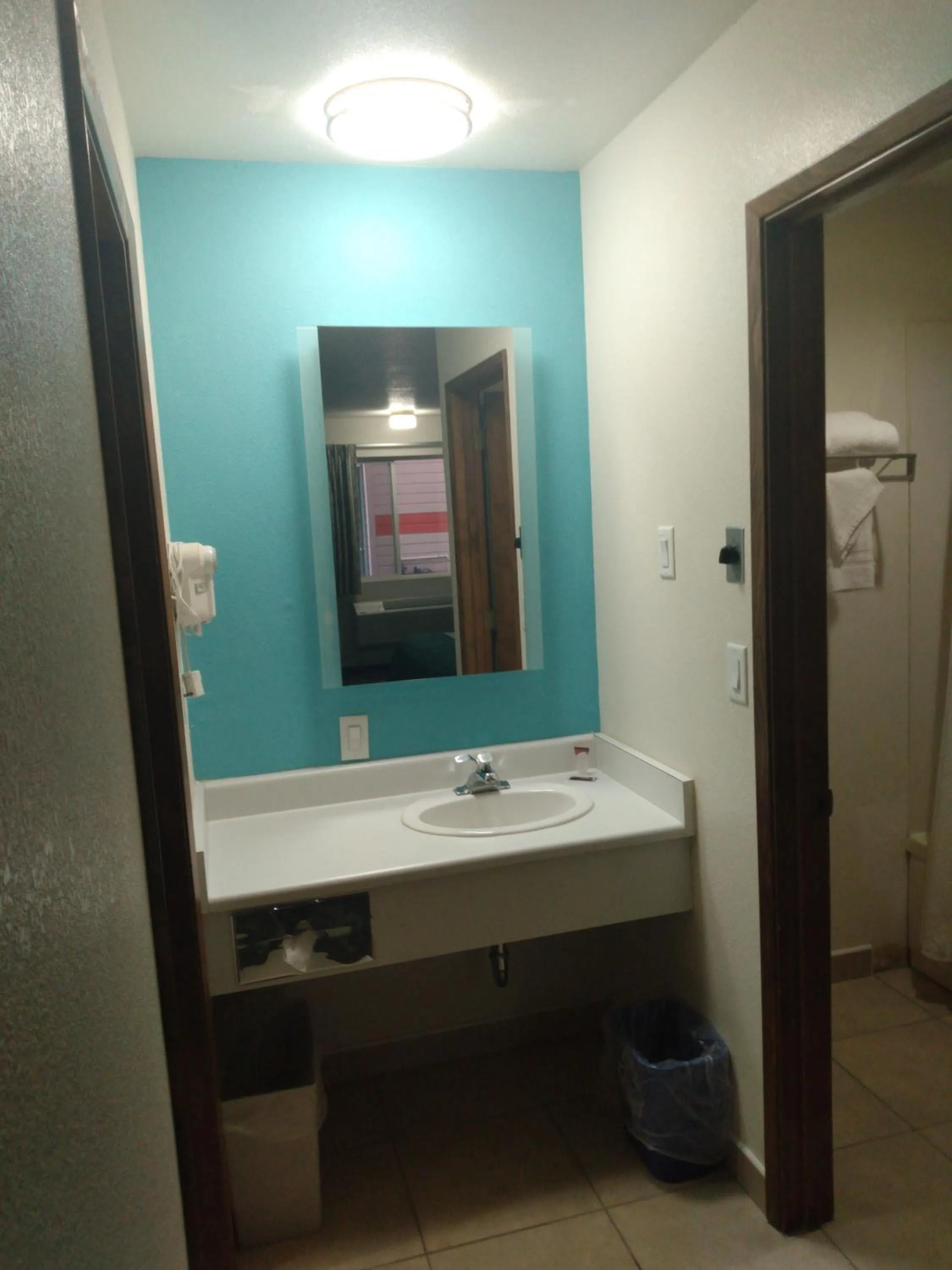 Bathroom in Howard Johnson by Wyndham Roseburg