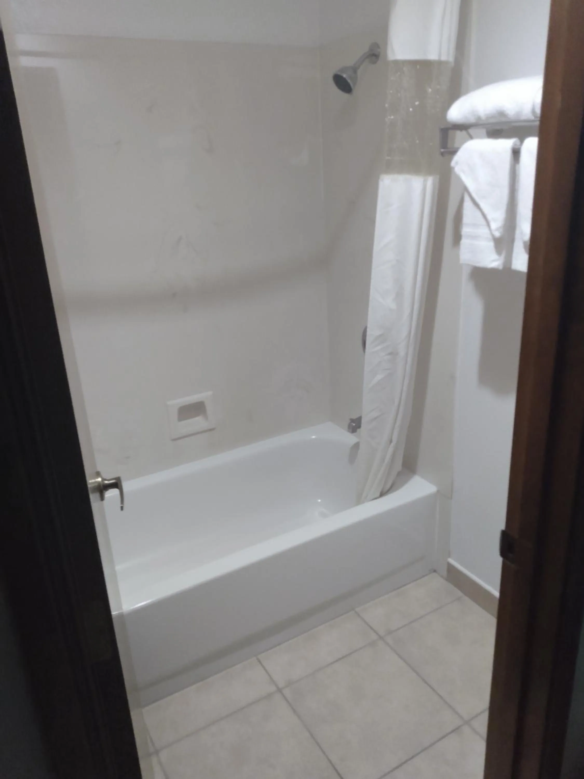 Shower in Howard Johnson by Wyndham Roseburg