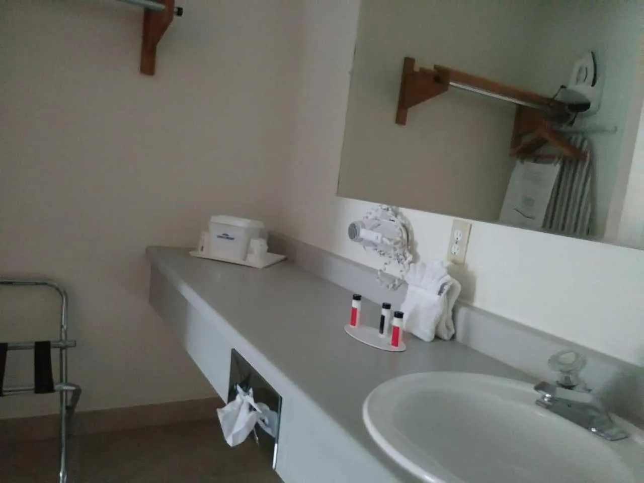 Bathroom in Howard Johnson by Wyndham Roseburg