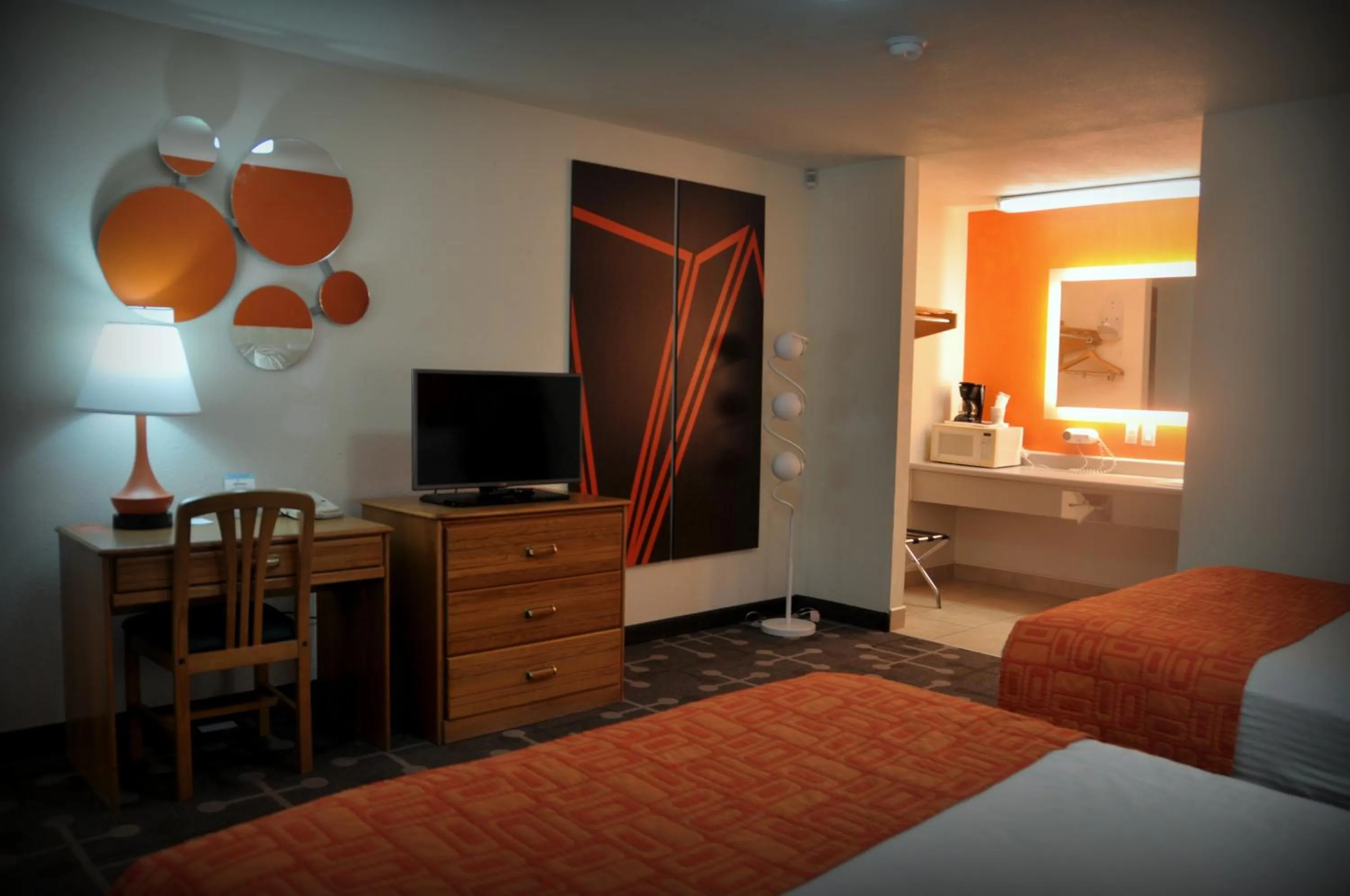 Evening entertainment, Bed in Howard Johnson by Wyndham Roseburg