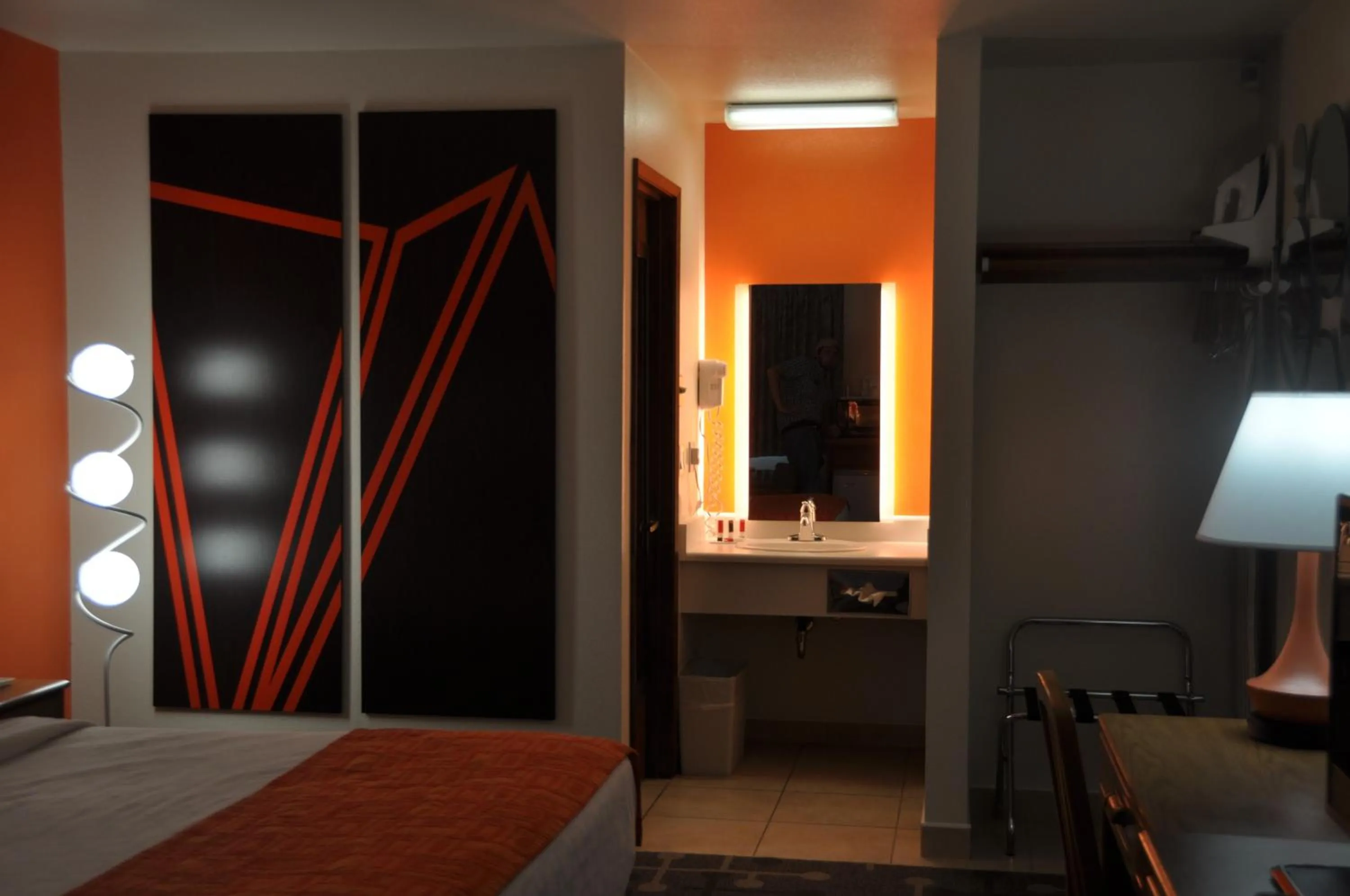 Photo of the whole room, Bed in Howard Johnson by Wyndham Roseburg