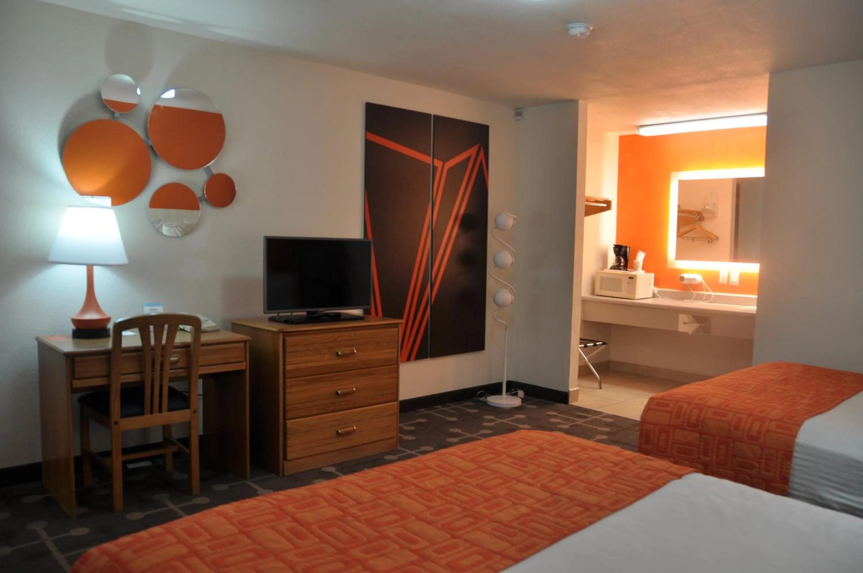 Evening entertainment, Bed in Howard Johnson by Wyndham Roseburg