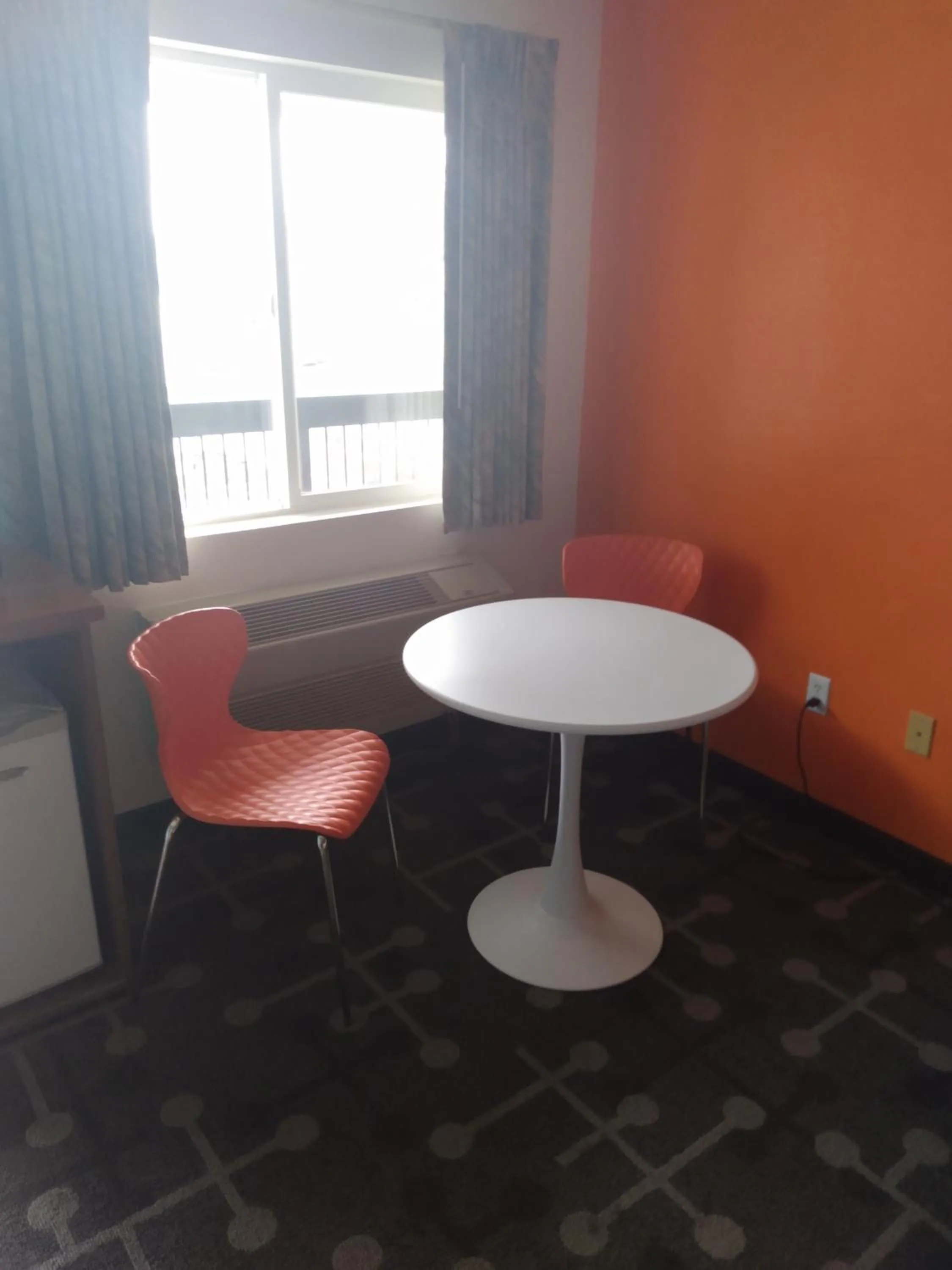 Seating area in Howard Johnson by Wyndham Roseburg