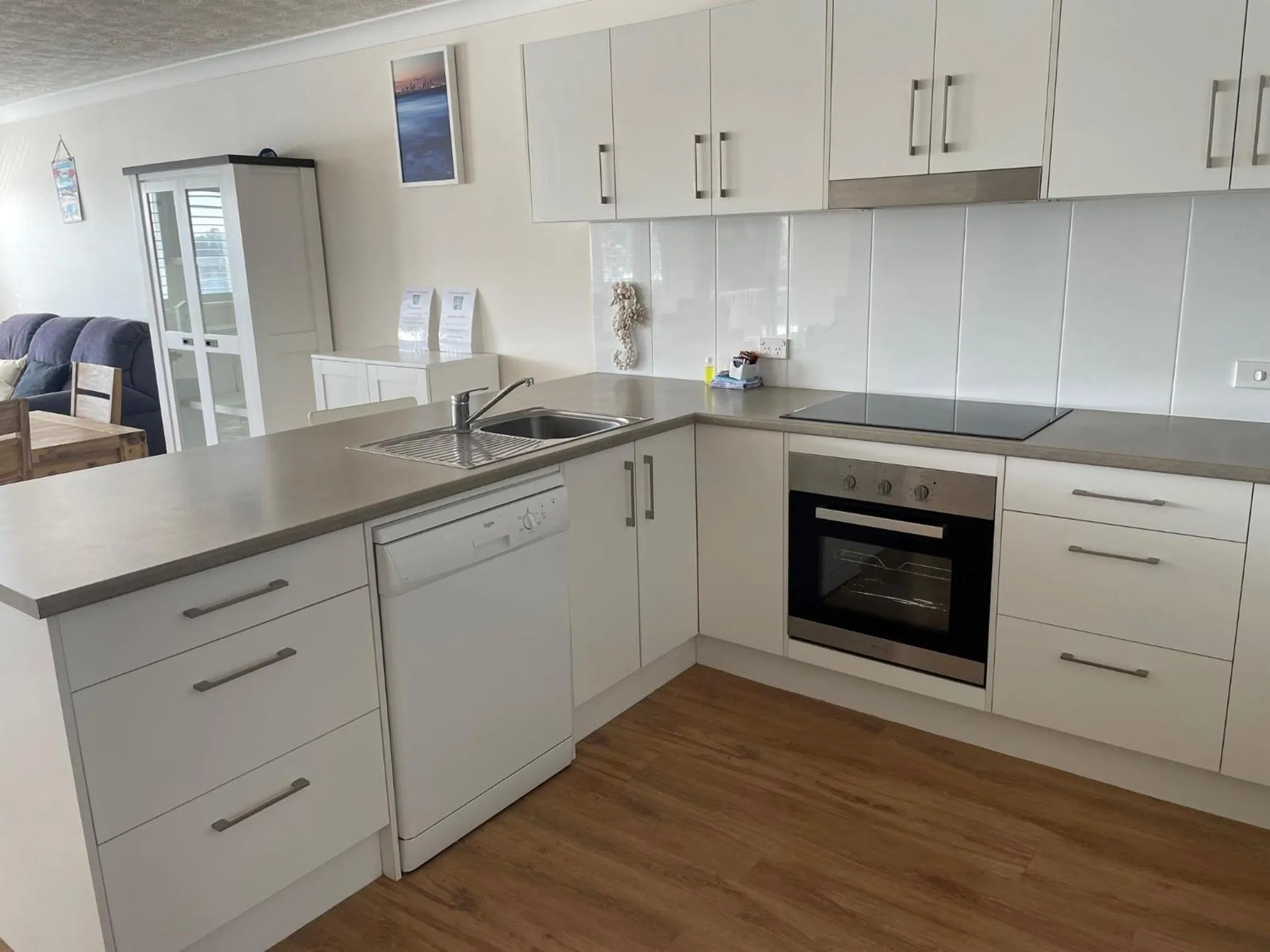Kitchen or kitchenette in Pelican Cove Waterfront Apartment