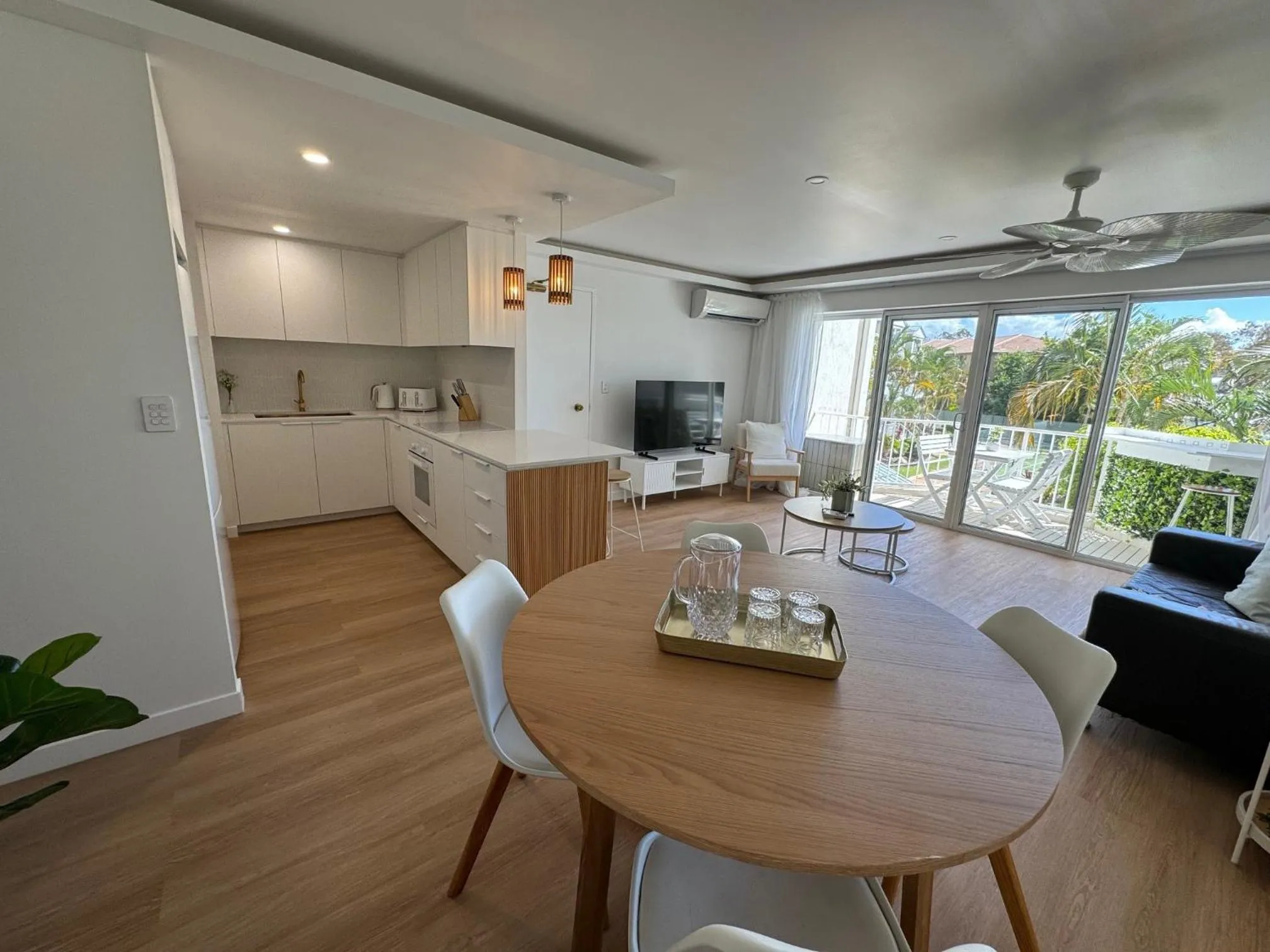 TV and multimedia in Pelican Cove Waterfront Apartment