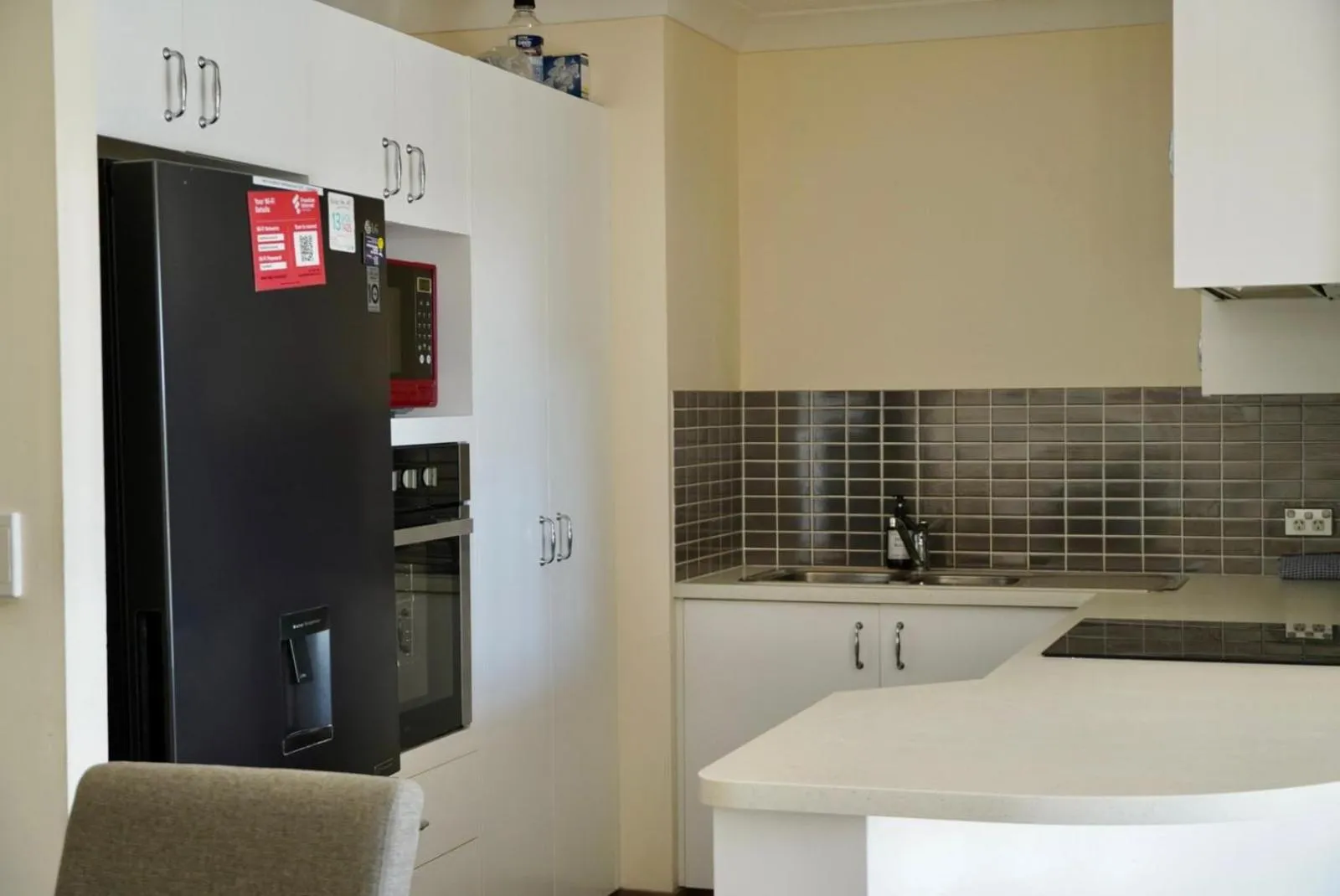 Kitchen or kitchenette in Pelican Cove Waterfront Apartment