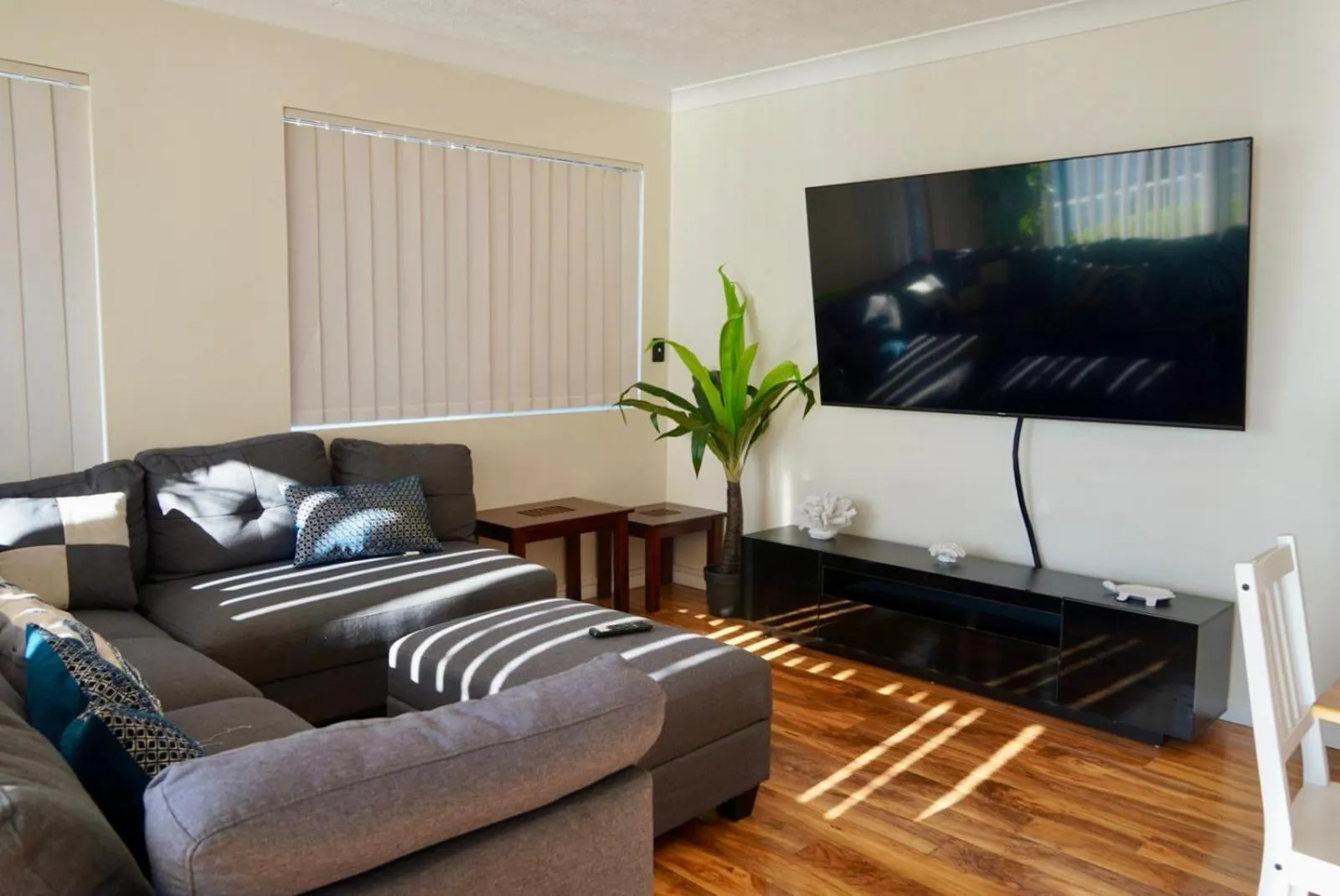 Pelican Cove Waterfront Apartment