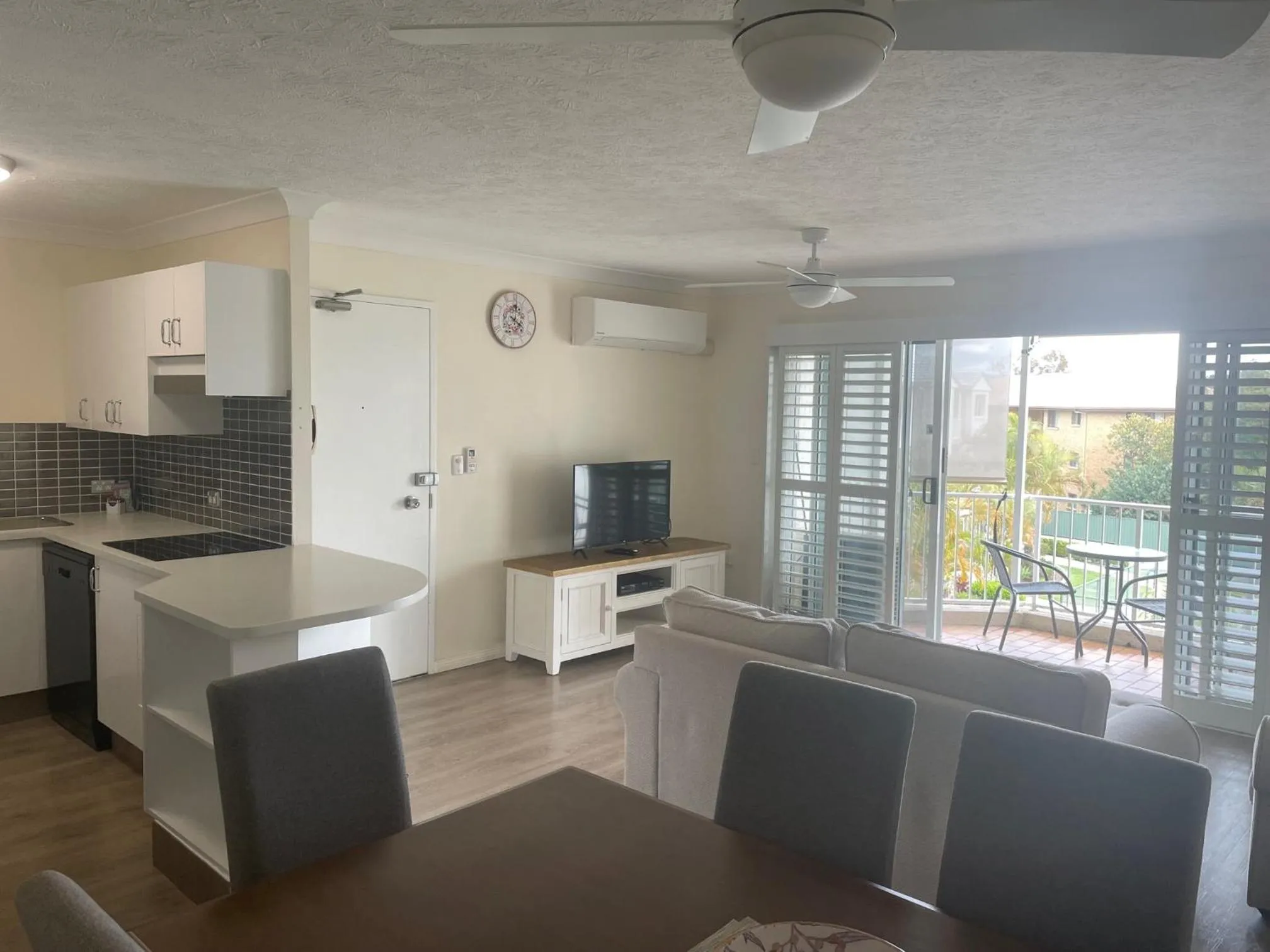 Kitchen or kitchenette in Pelican Cove Waterfront Apartment