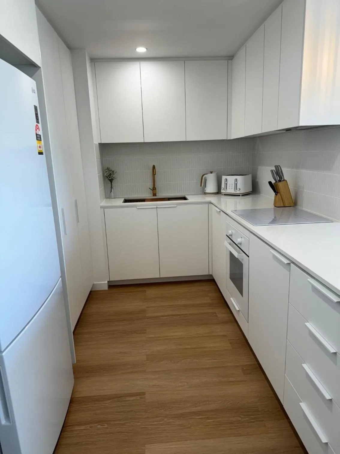 Kitchen or kitchenette in Pelican Cove Waterfront Apartment