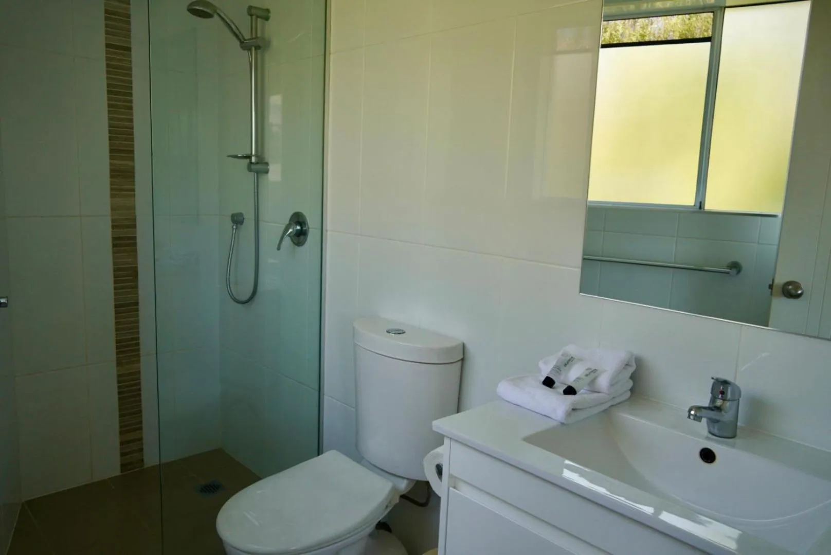 Pelican Cove Waterfront Apartment