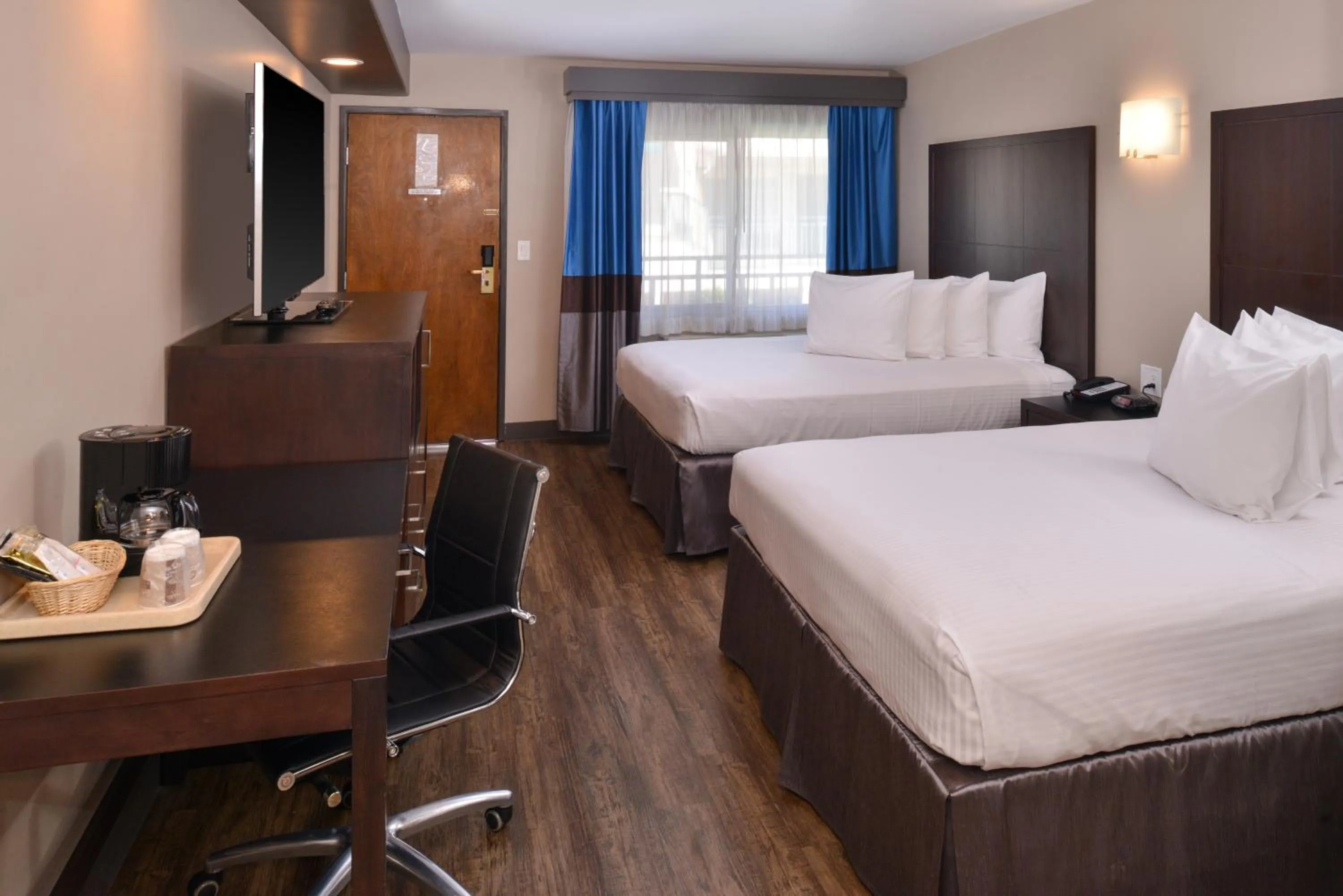 Photo of the whole room, Bed in Tarzana Inn