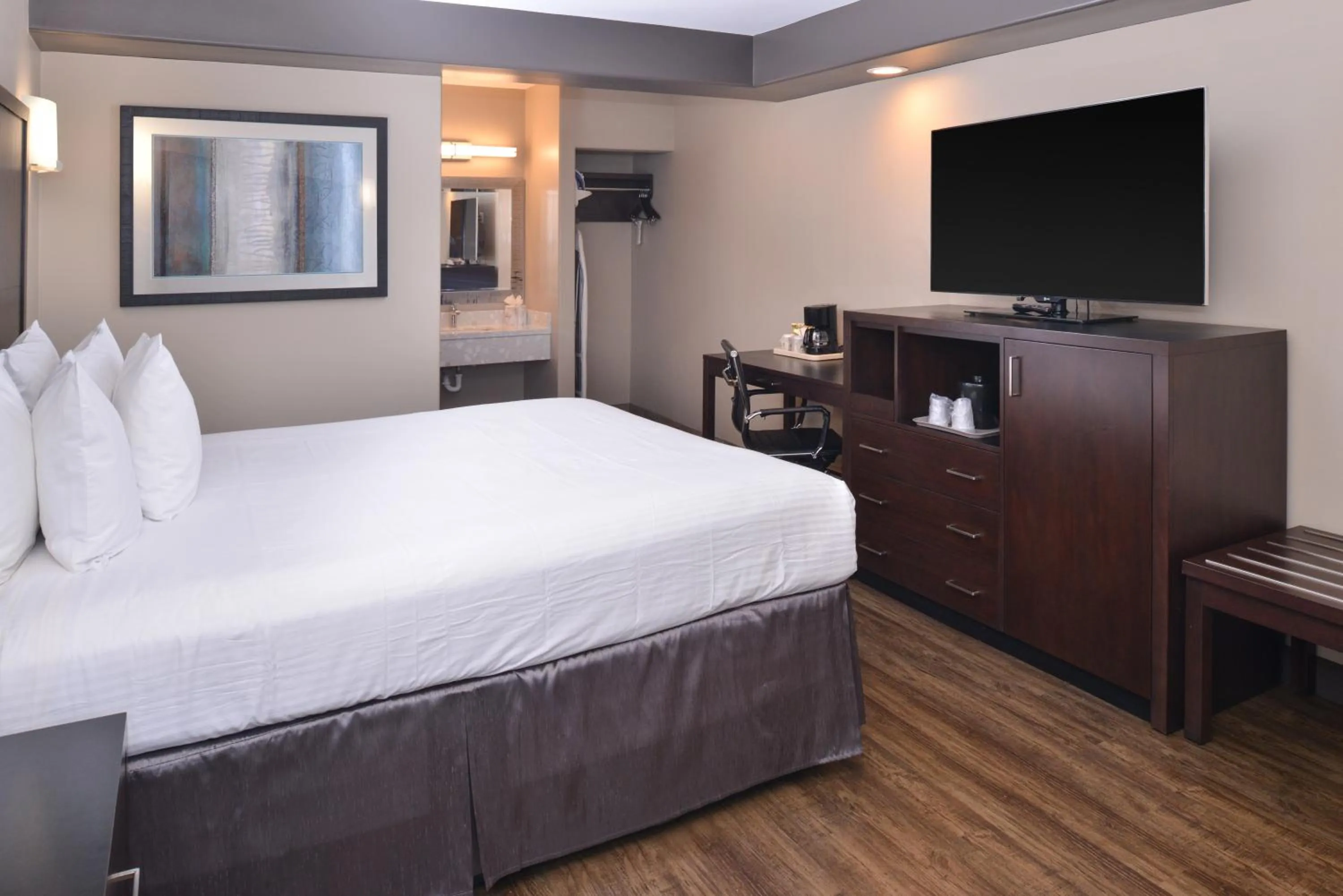 Photo of the whole room, Bed in Tarzana Inn