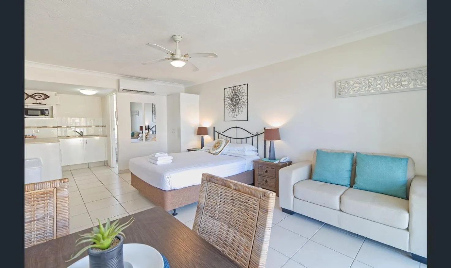 Kitchen or kitchenette, Bed in Bay of Palms