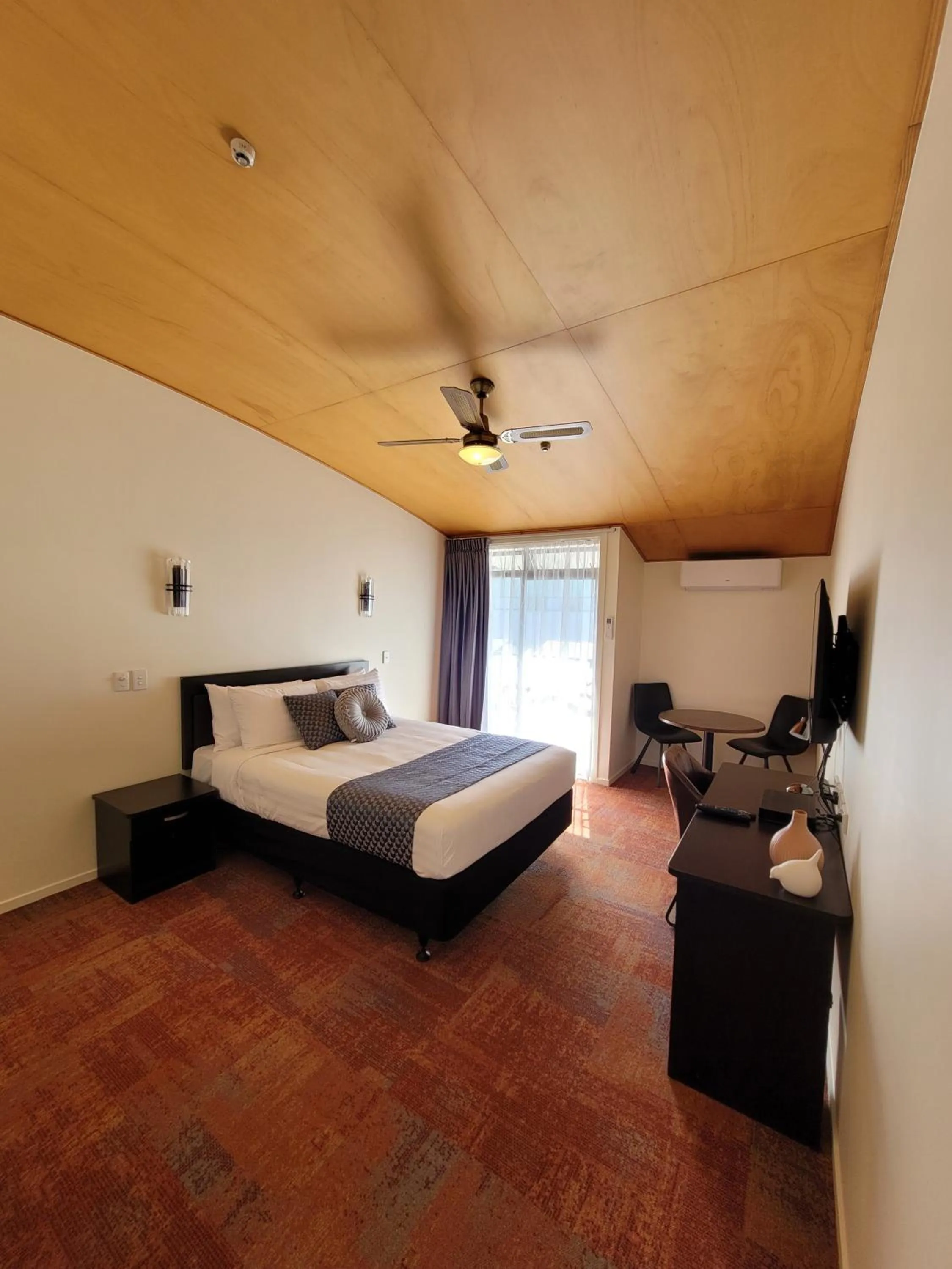 Bed in City of Sails Motel