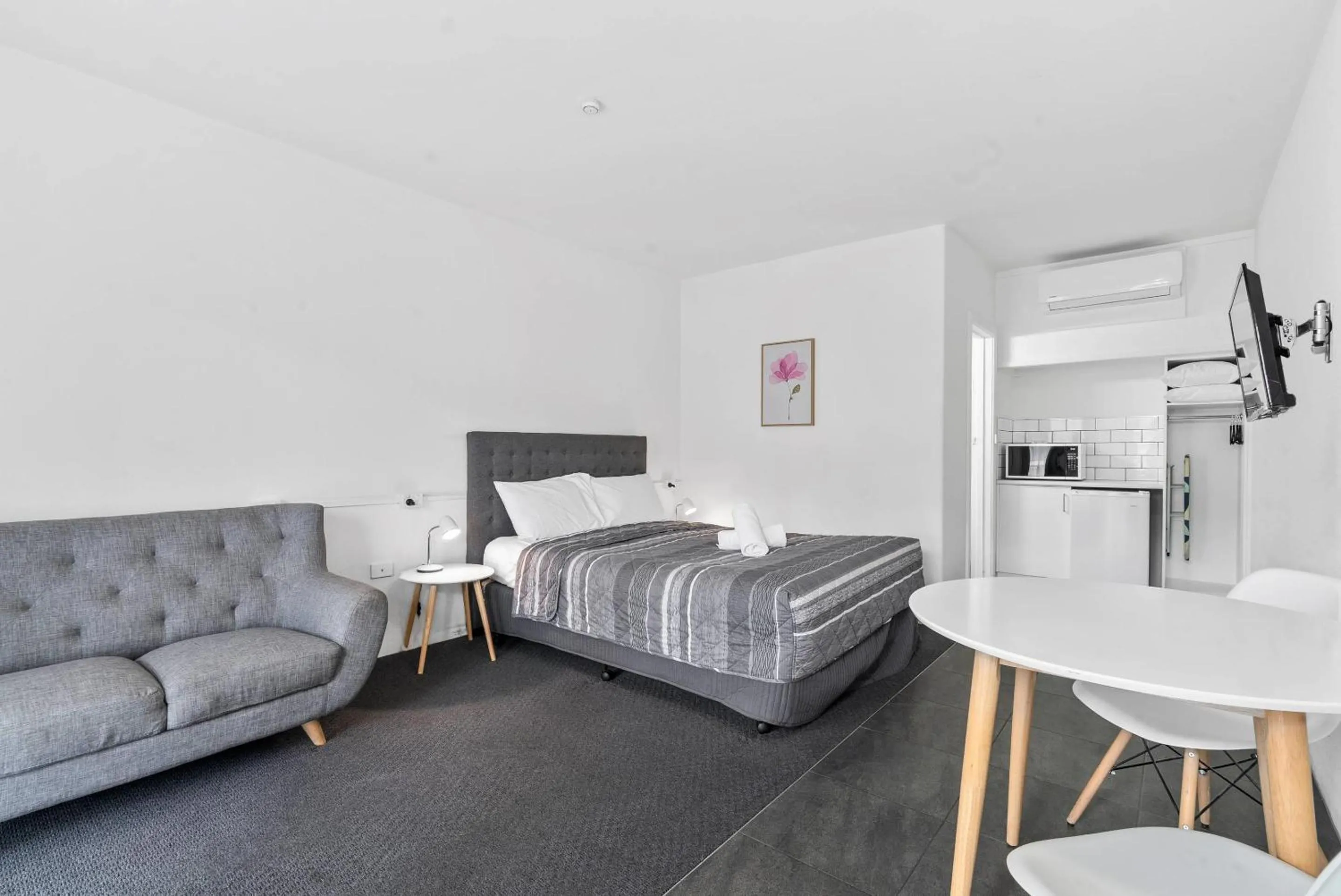 Bedroom, Bed in Comfort Inn Commodore Albury