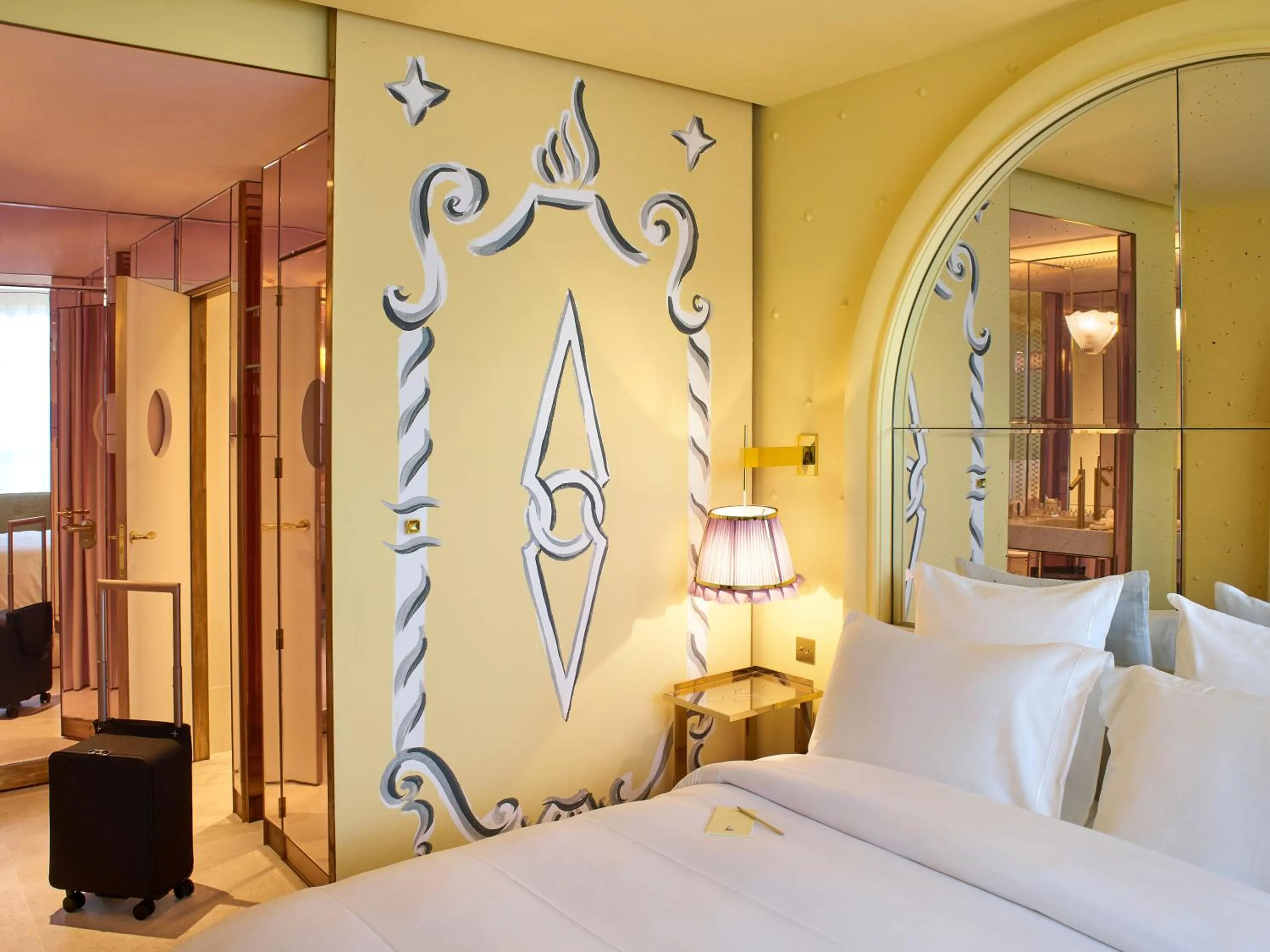 Photo of the whole room, Bed in 9Confidentiel